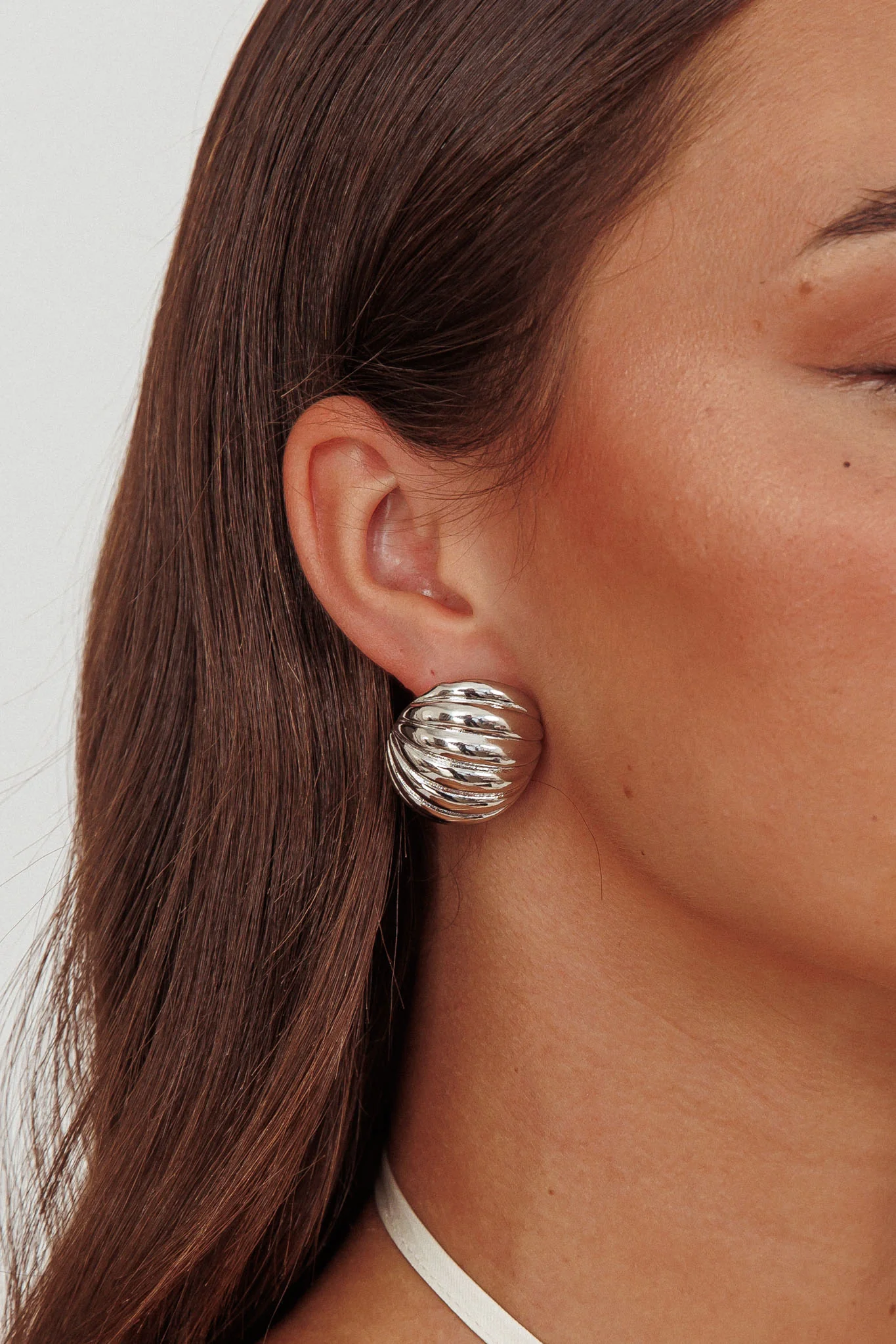 Shelly Ribbed Curve Earrings Dark Silver