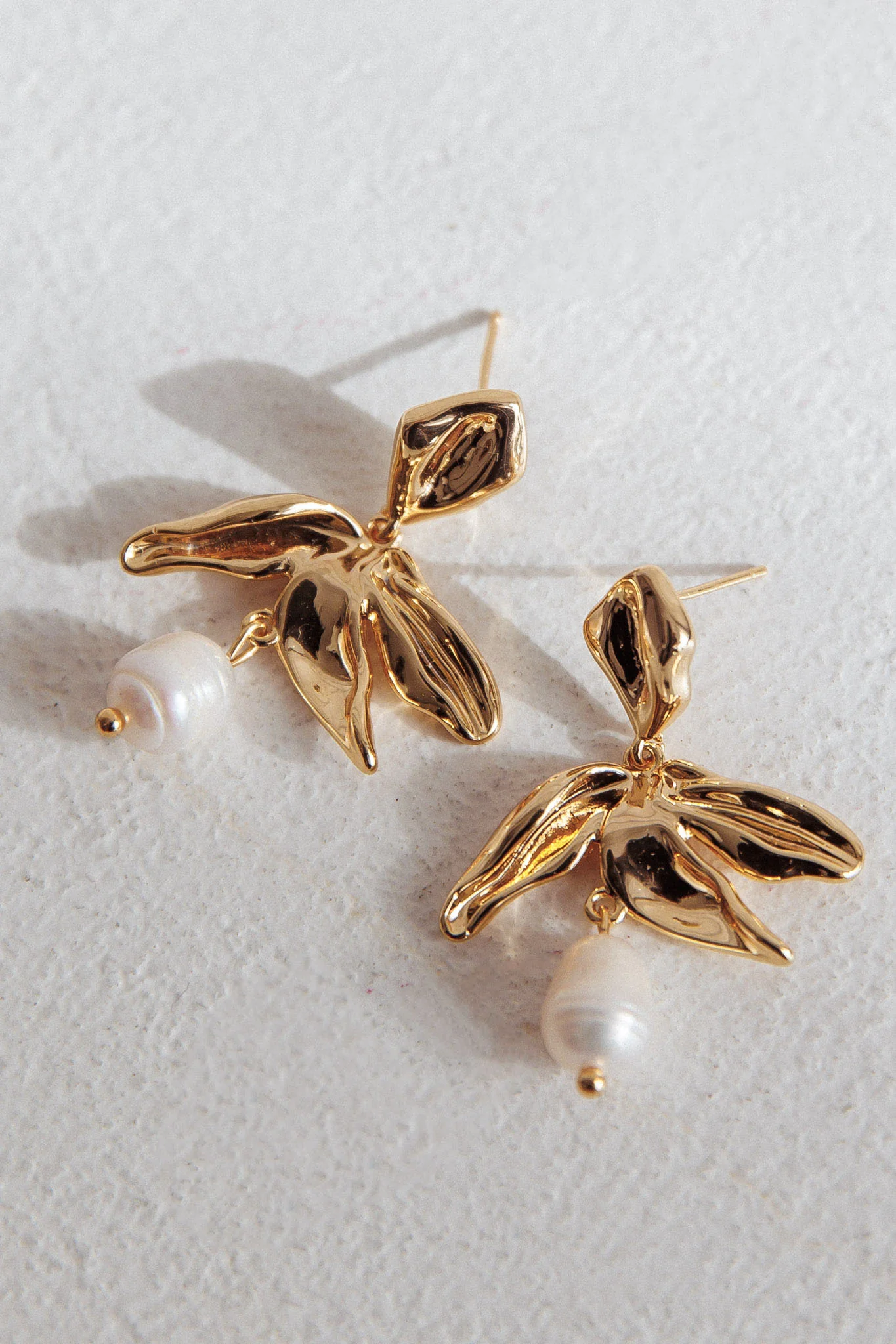 Lucie Drop Flower And Pearl Earrings Gold