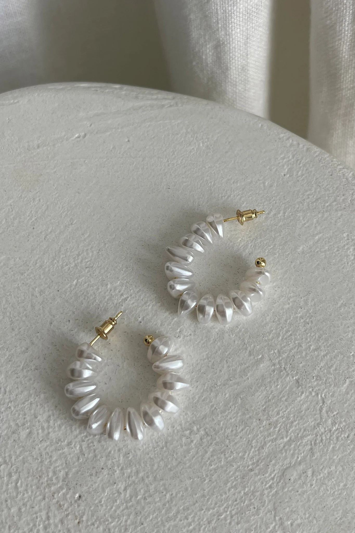 Ohana Baroque Pearl Hoop Earrings Gold