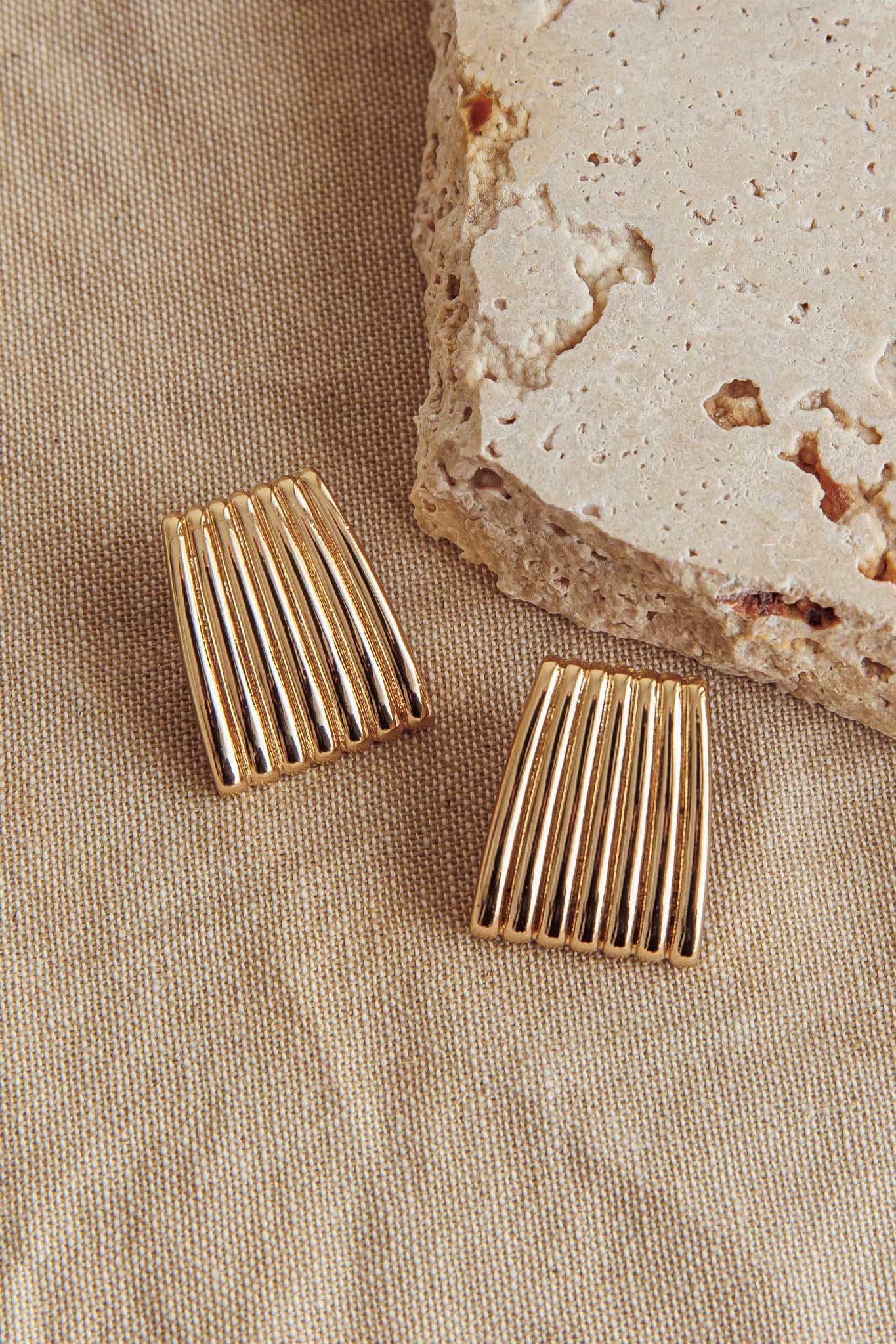 Parker Ridged Geometric Earrings Gold