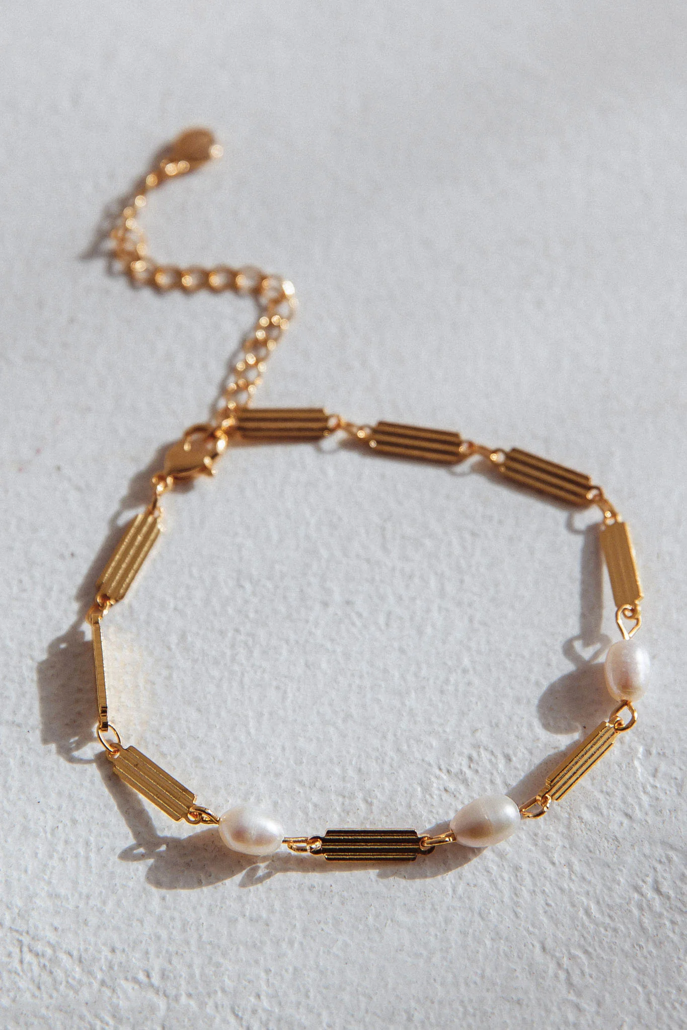 Kites Freshwater Pearl Bar Bracelet Gold