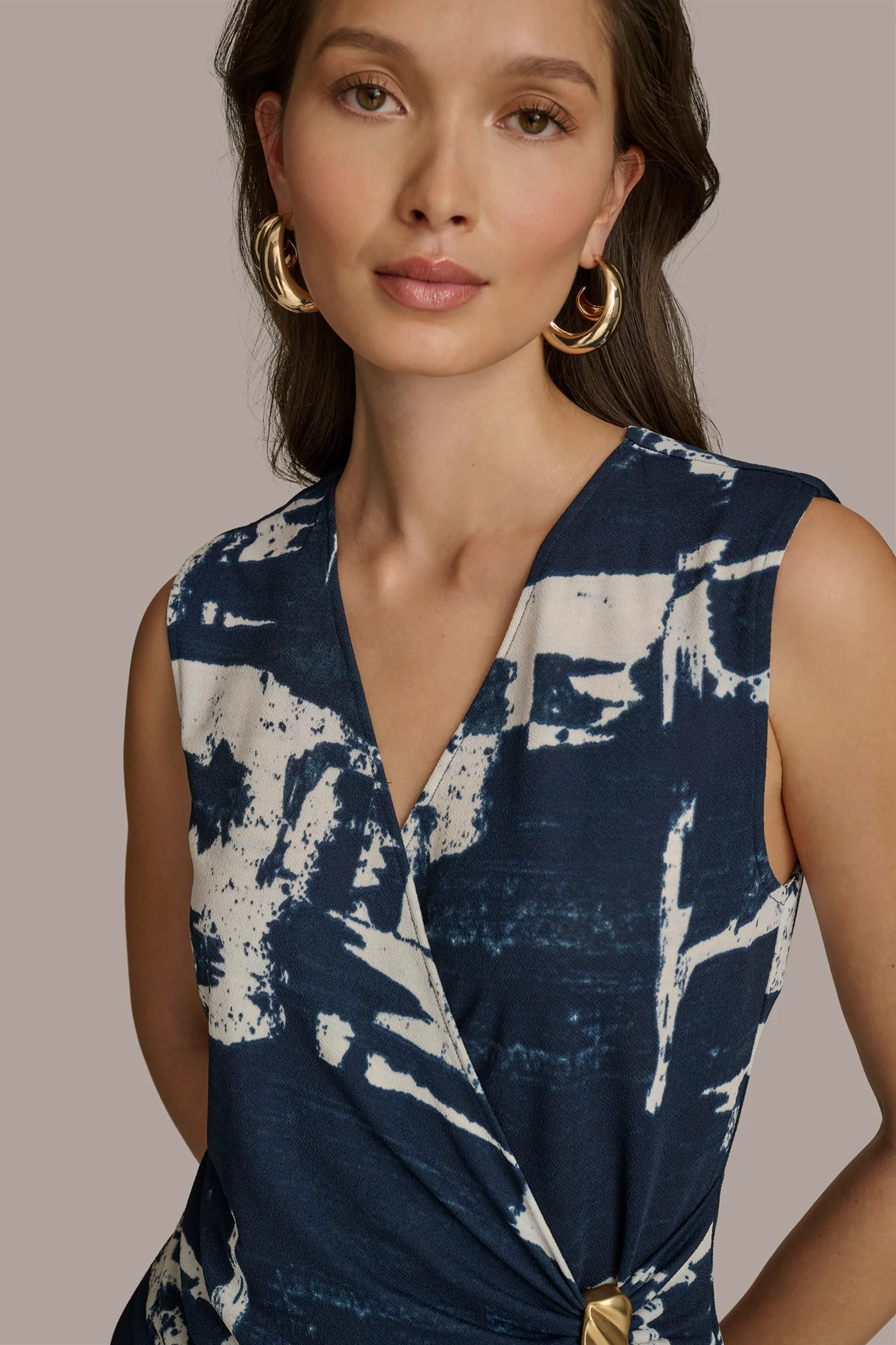 PRINTED TOP WITH WAIST HARDWARE