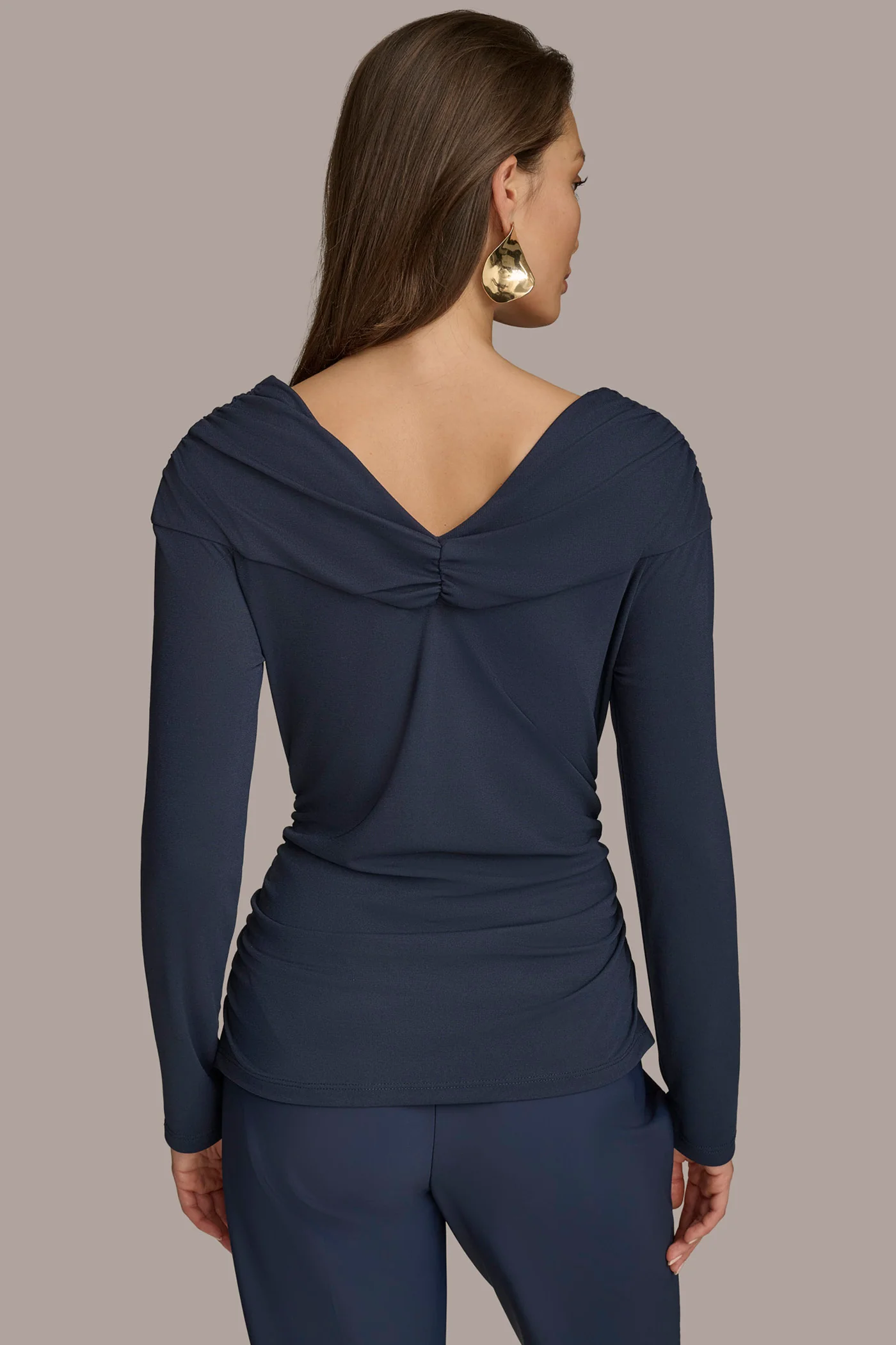 V-NECK WITH BAR HARDWARE TOP