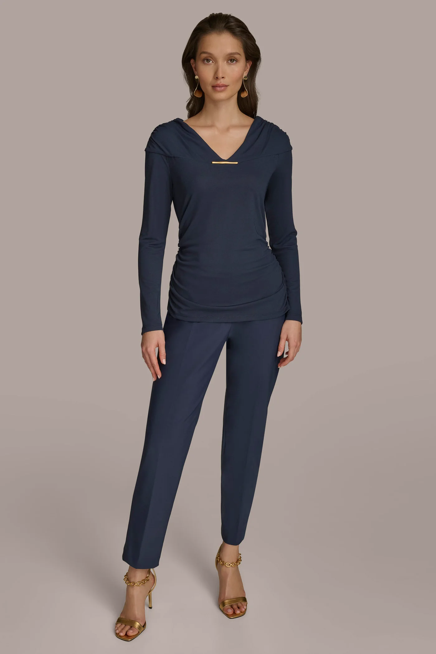 V-NECK WITH BAR HARDWARE TOP