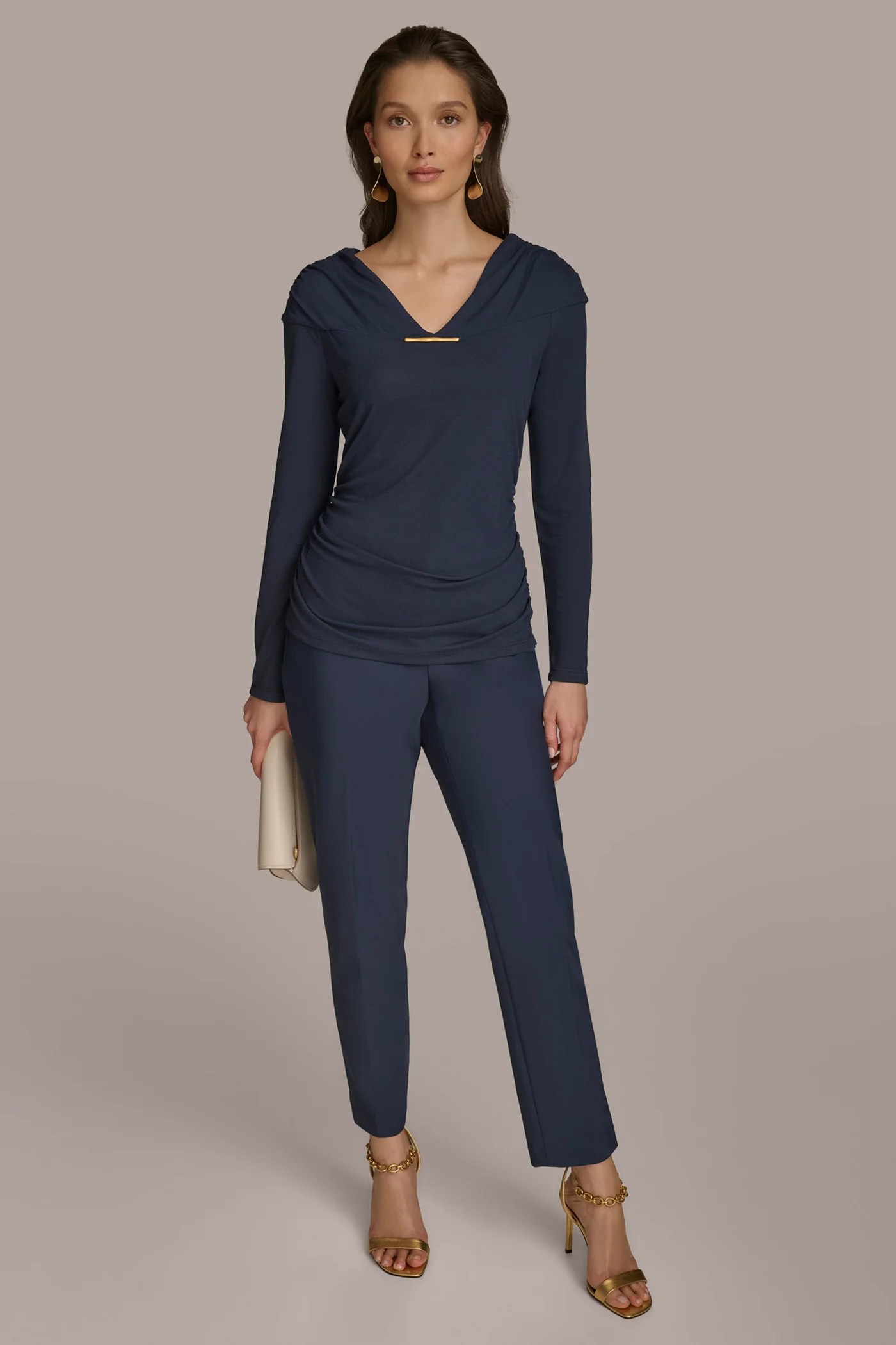 V-NECK WITH BAR HARDWARE TOP