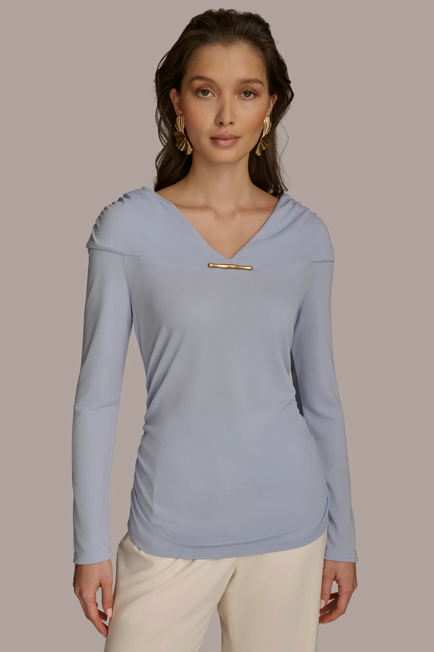 V-NECK WITH BAR HARDWARE TOP
