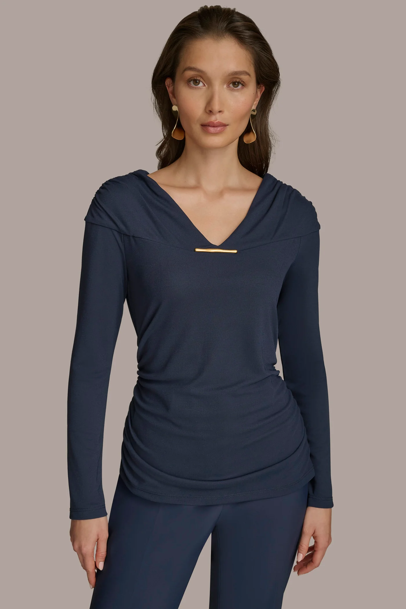 V-NECK WITH BAR HARDWARE TOP