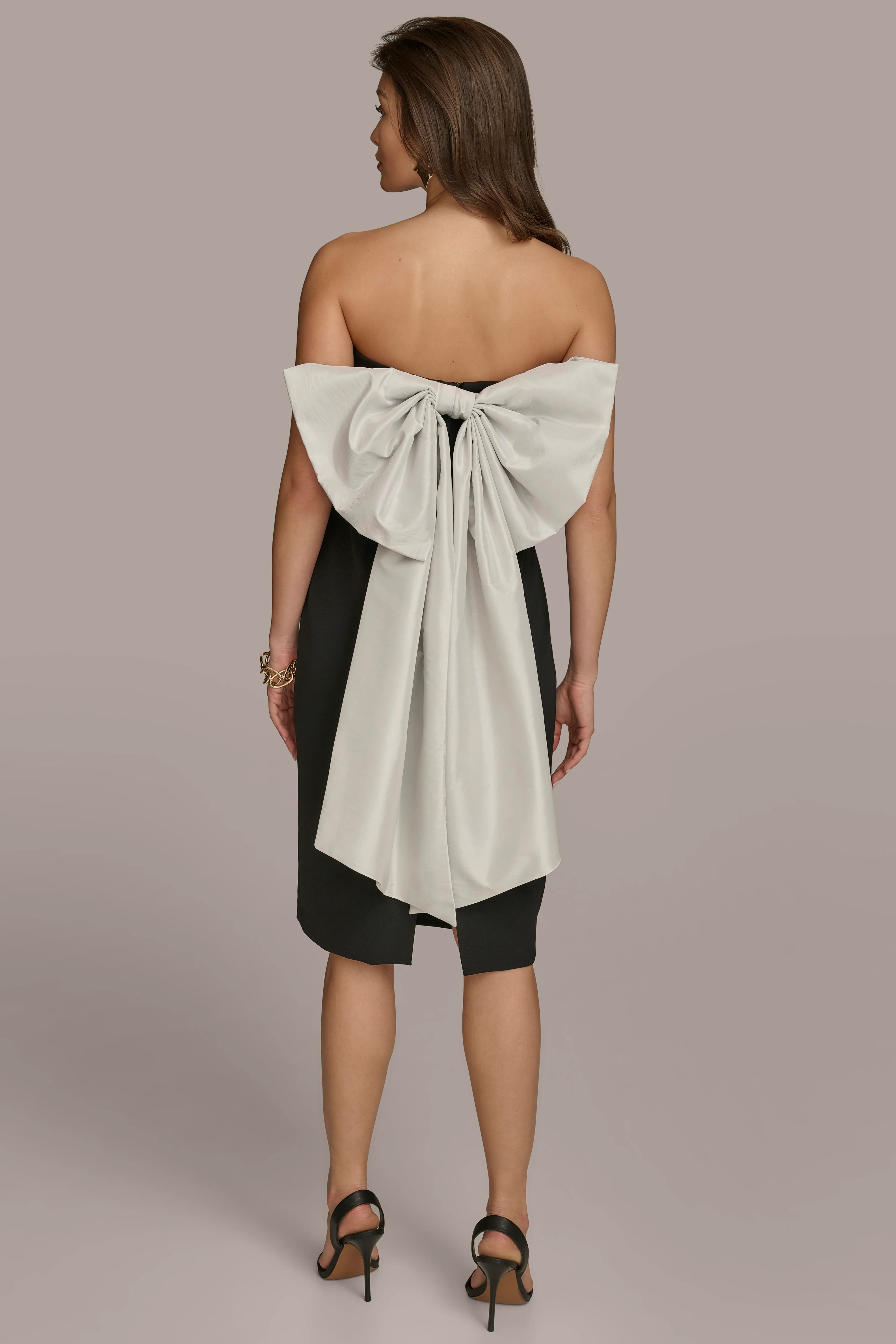 STRAPLESS SHEATH WITH BACK BOW
