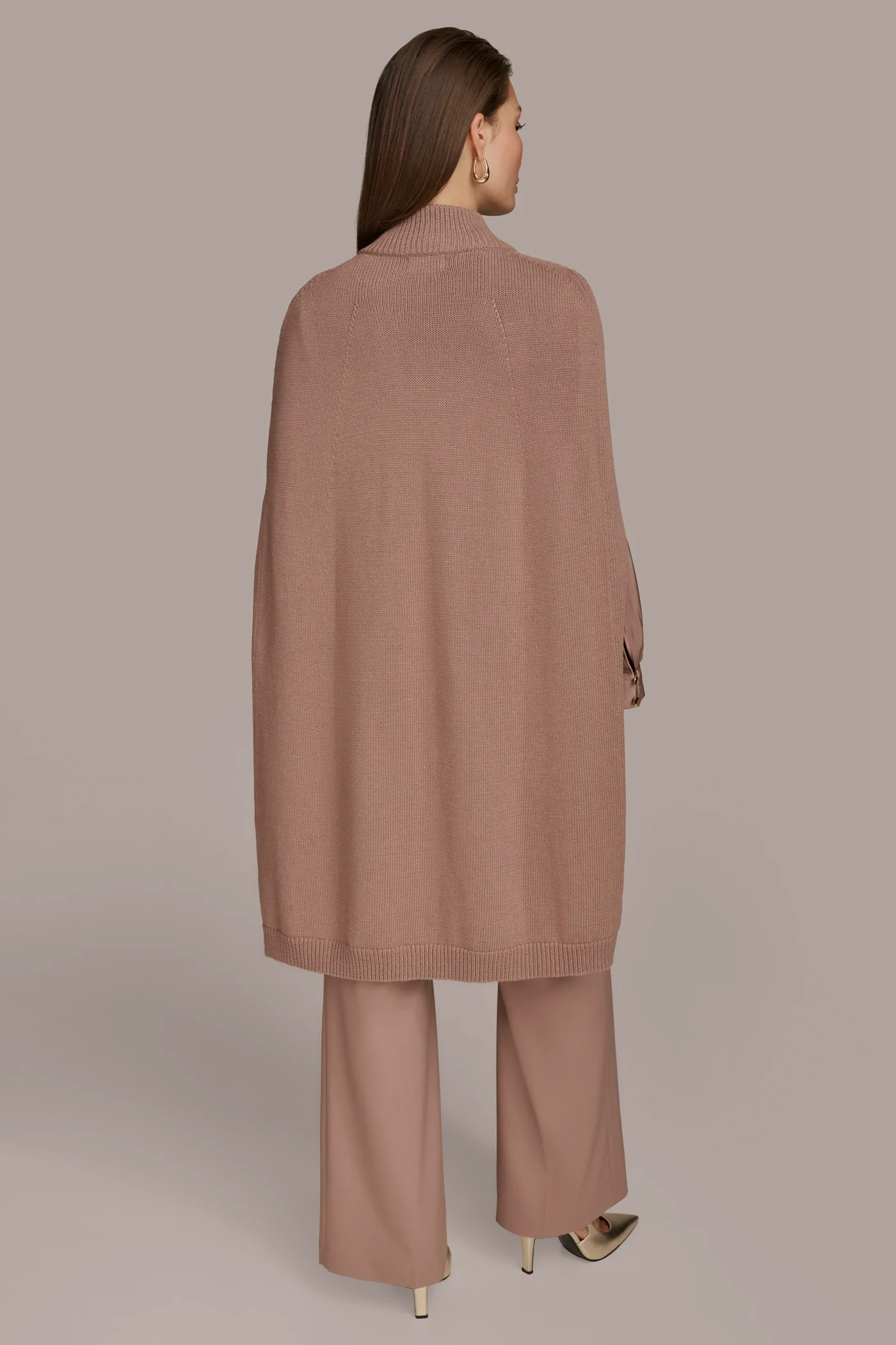 CAPE WITH BUTTON CLOSURE