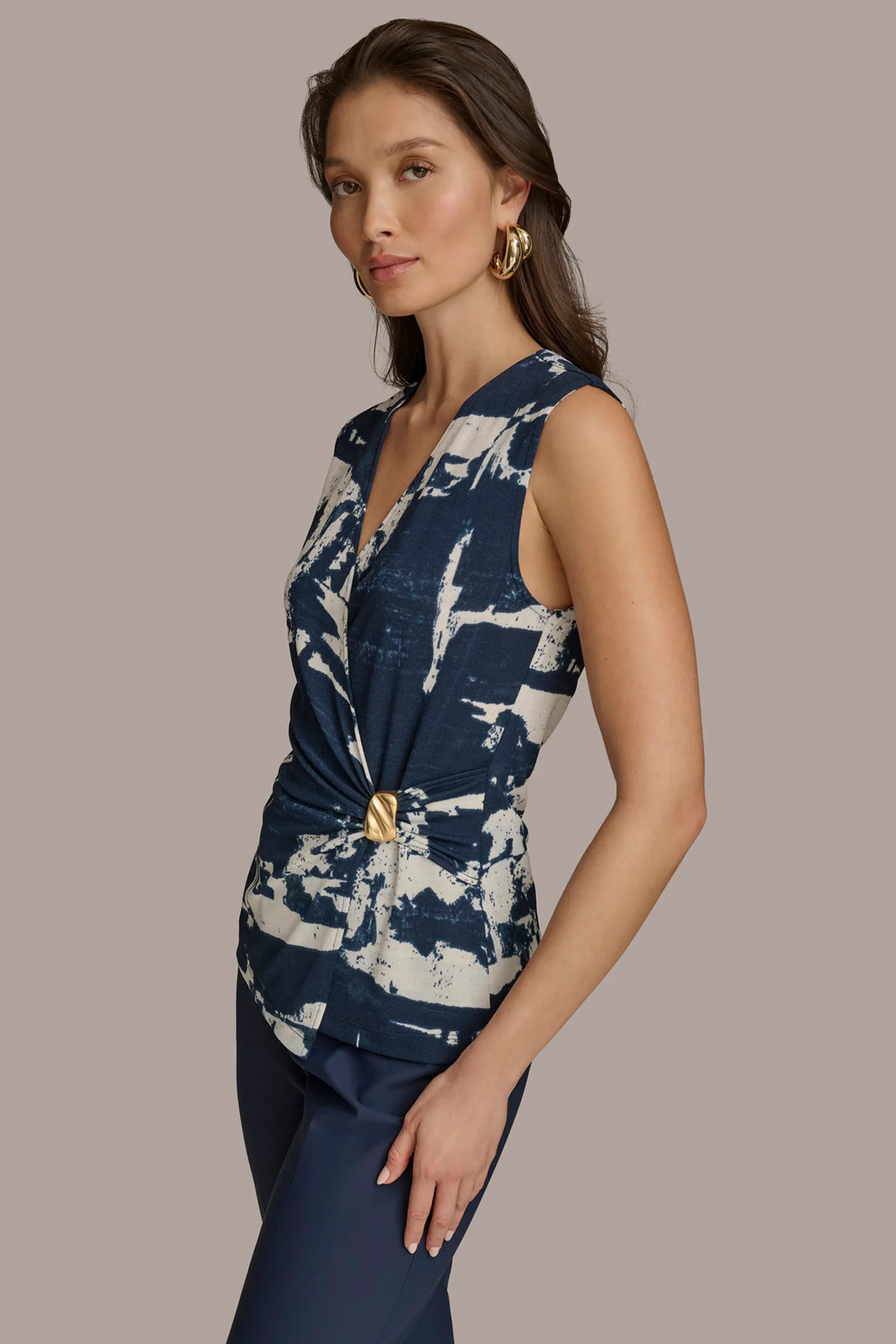 PRINTED TOP WITH WAIST HARDWARE