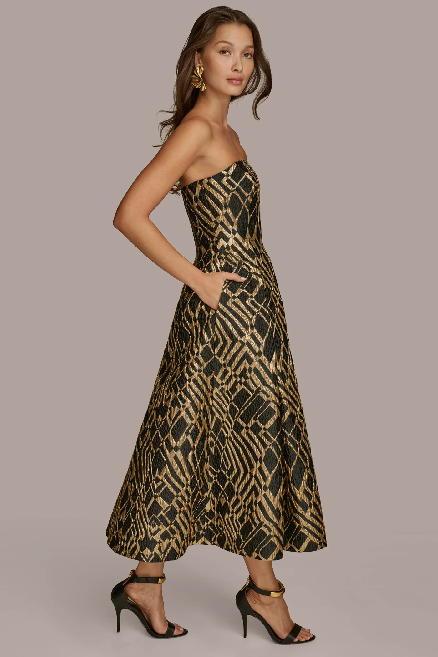STRAPLESS FIT AND FLARE DRESS