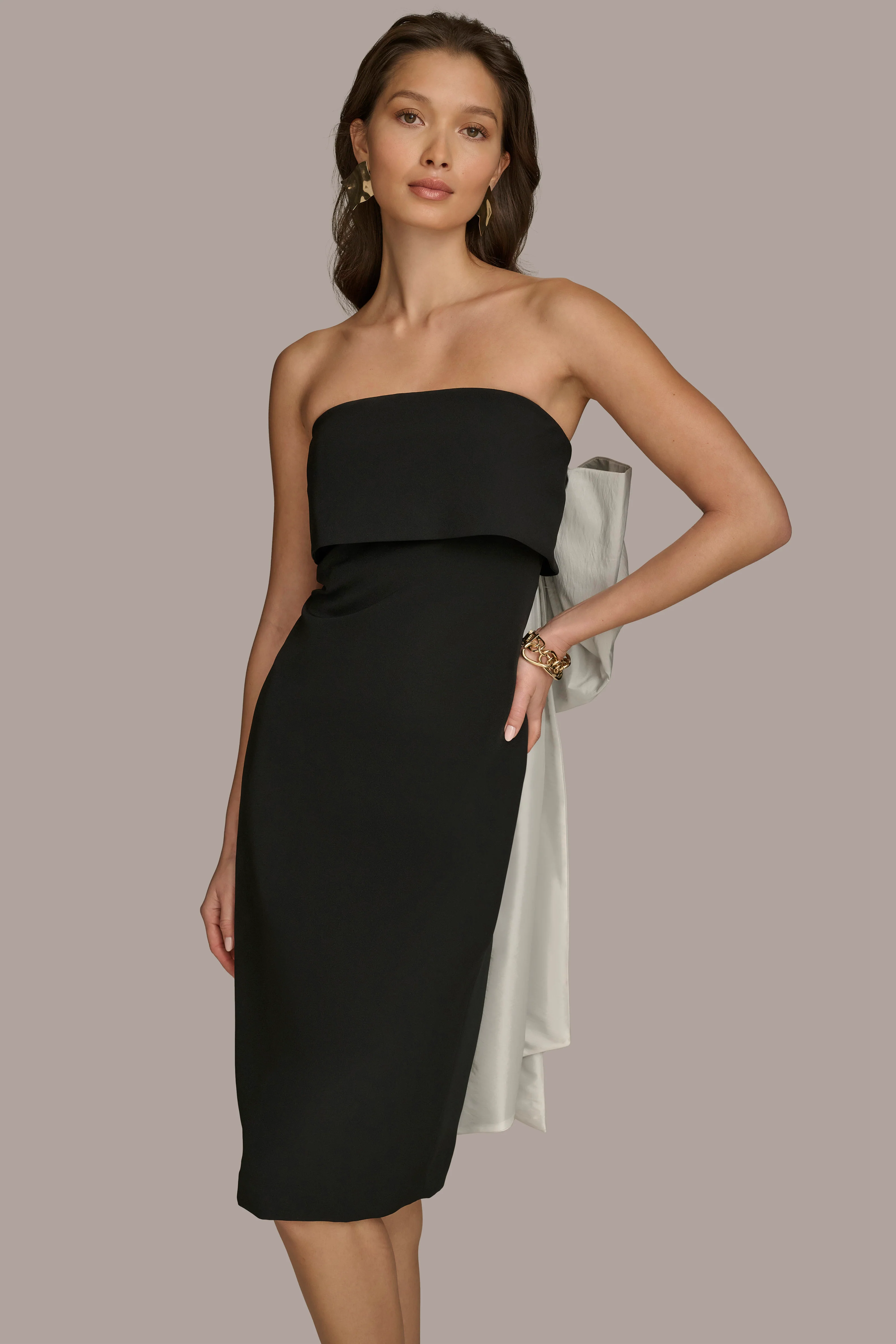 STRAPLESS SHEATH WITH BACK BOW