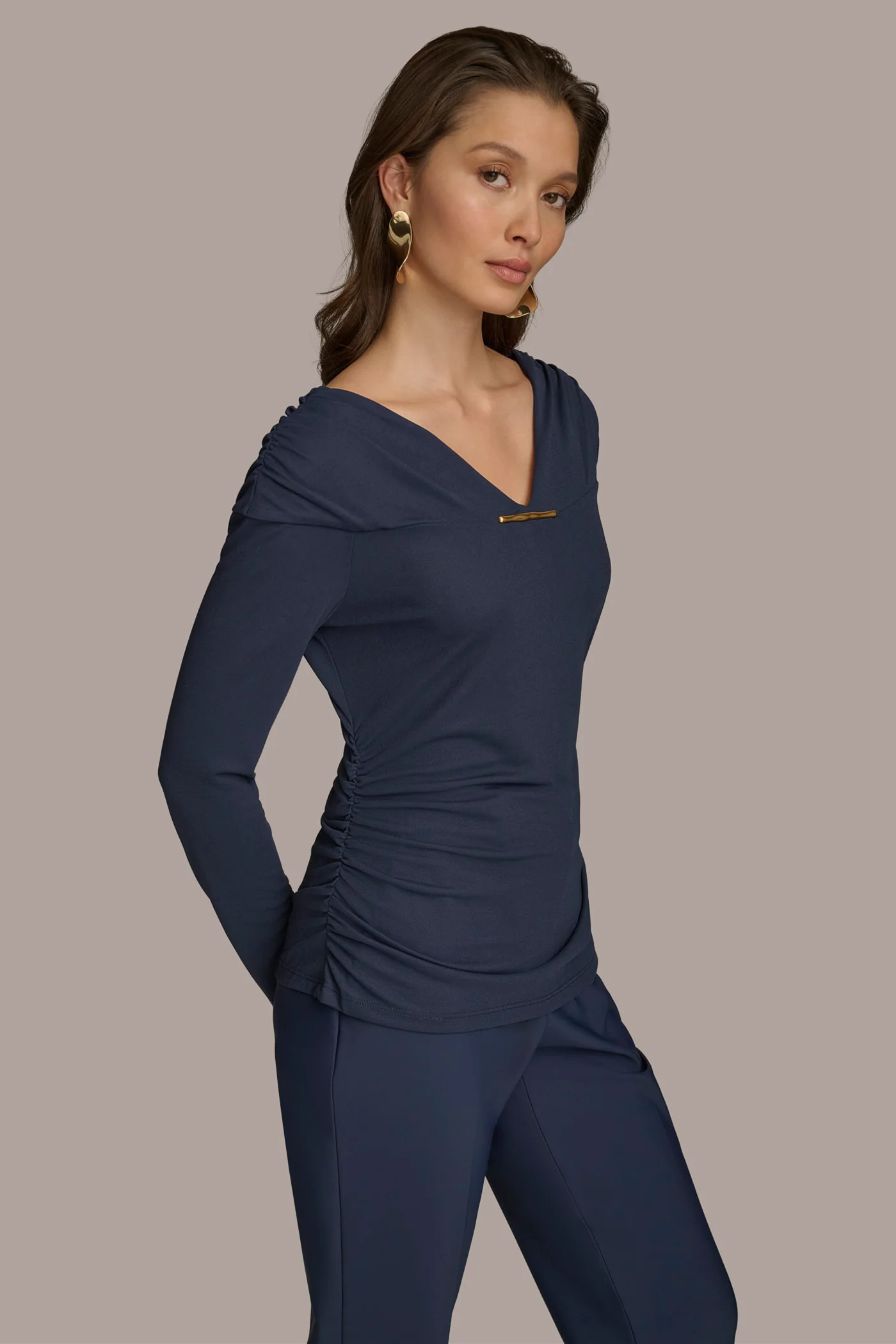 V-NECK WITH BAR HARDWARE TOP