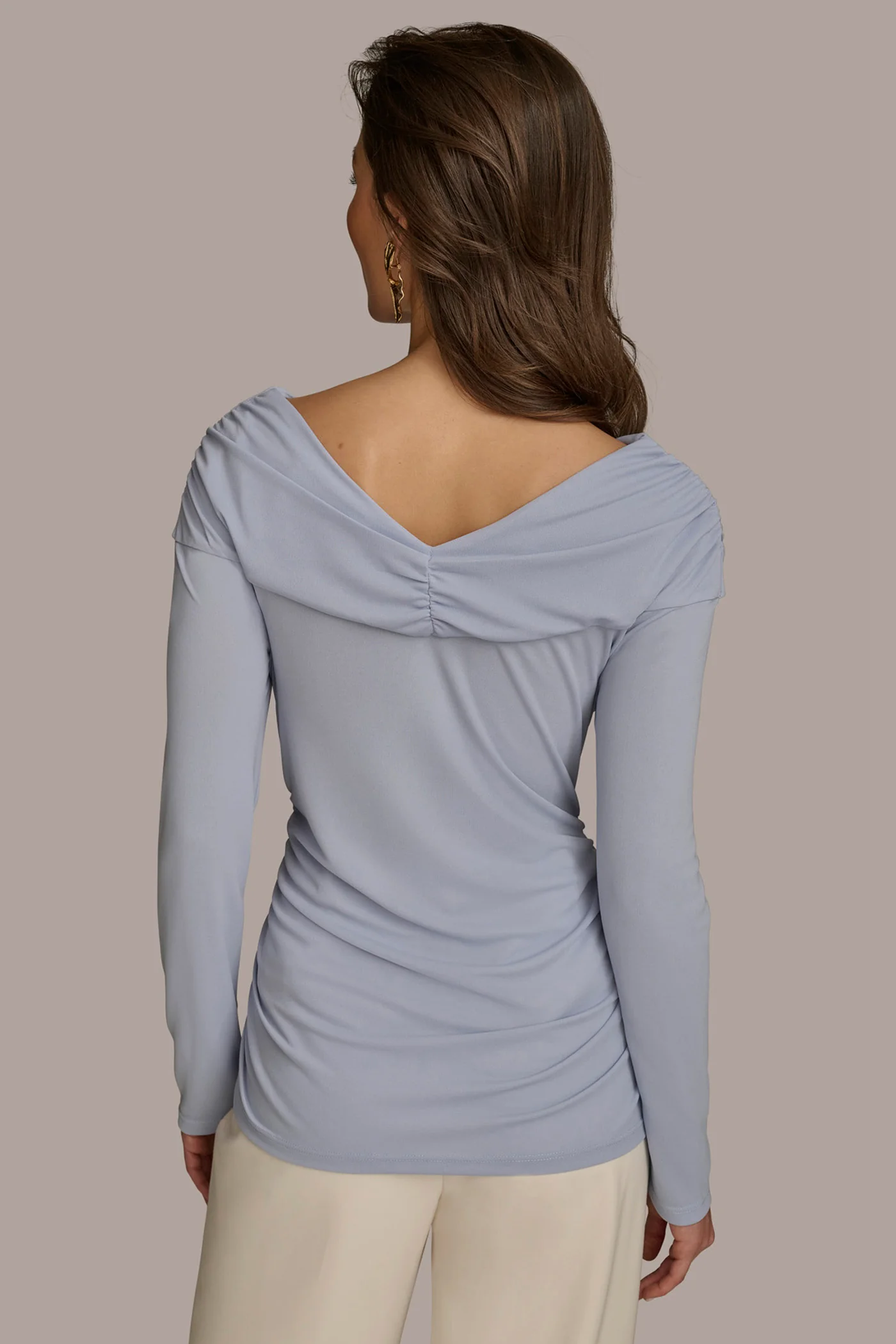 V-NECK WITH BAR HARDWARE TOP