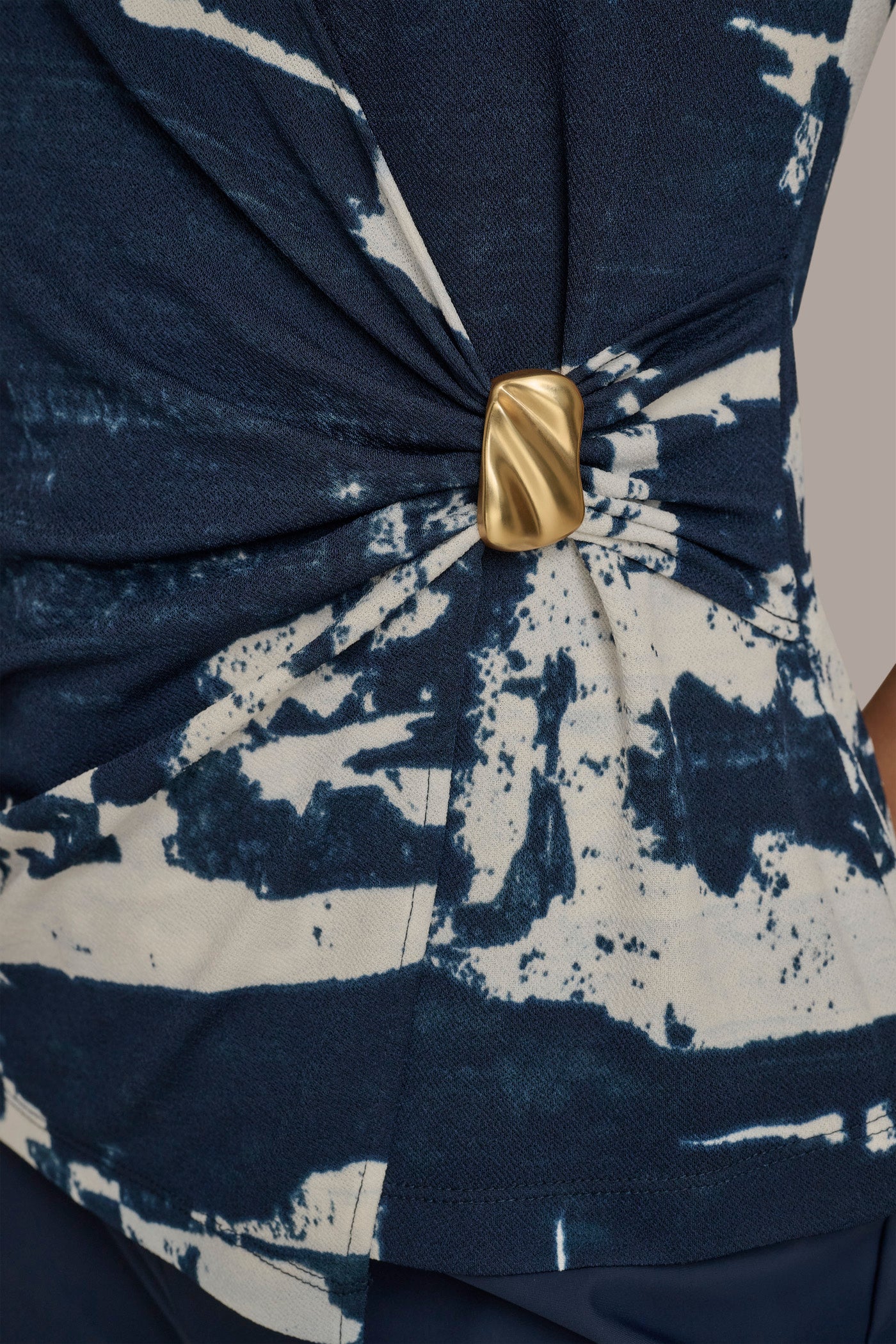 PRINTED TOP WITH WAIST HARDWARE