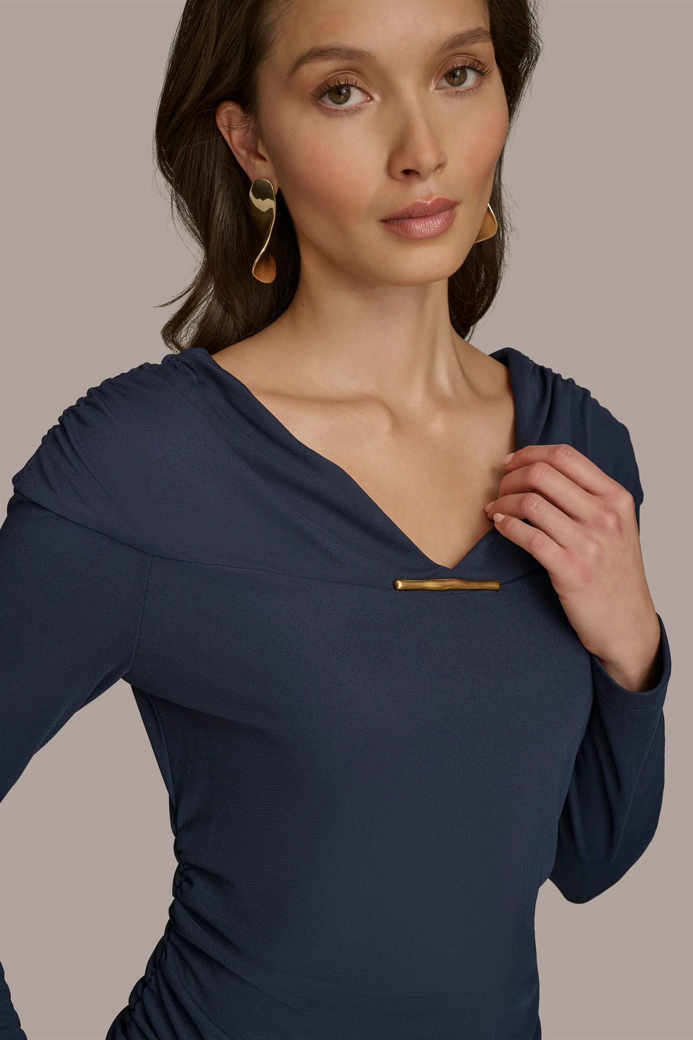 V-NECK WITH BAR HARDWARE TOP