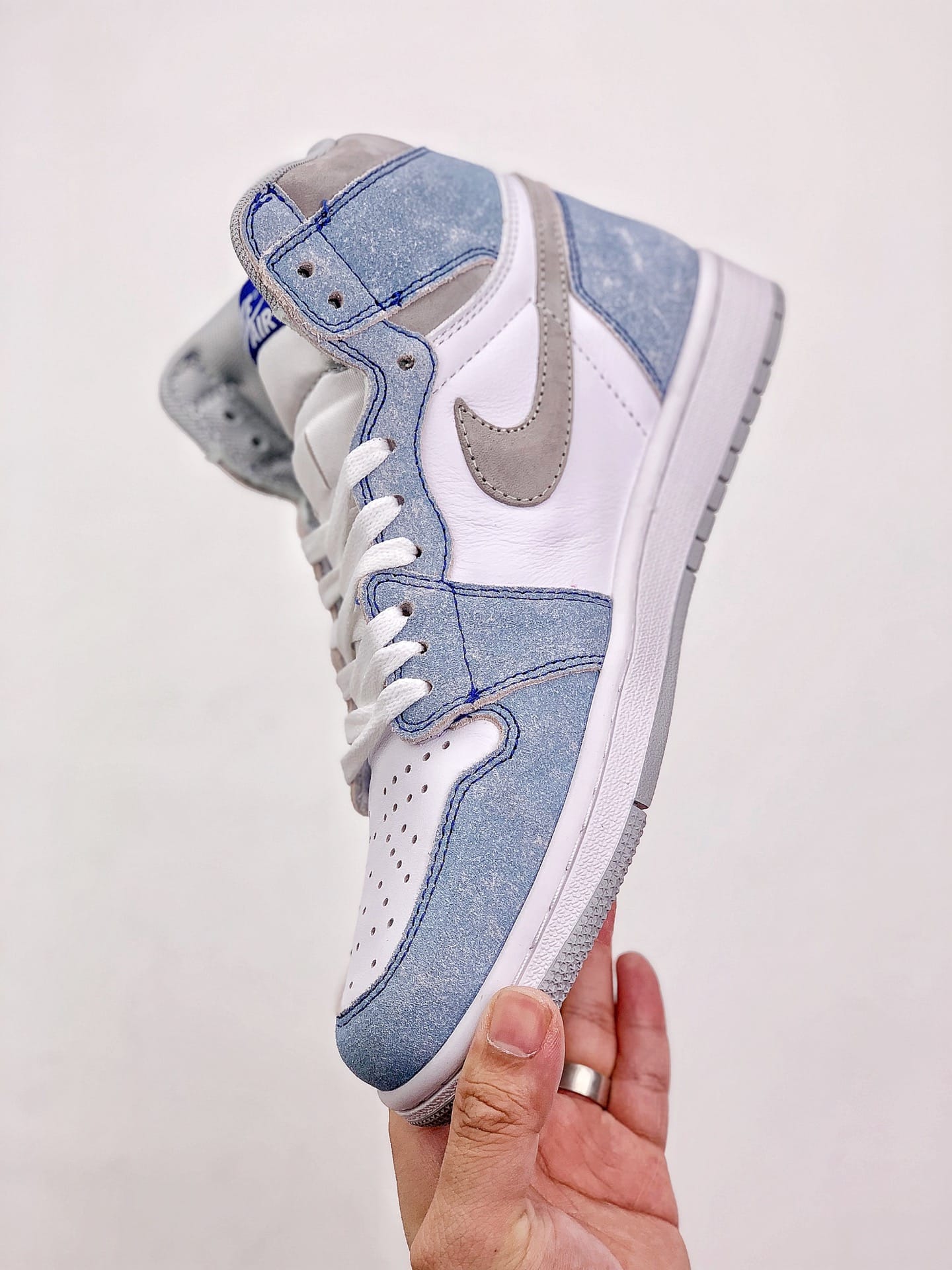 Air Jordan 1 Retro High OG Hyper Royal