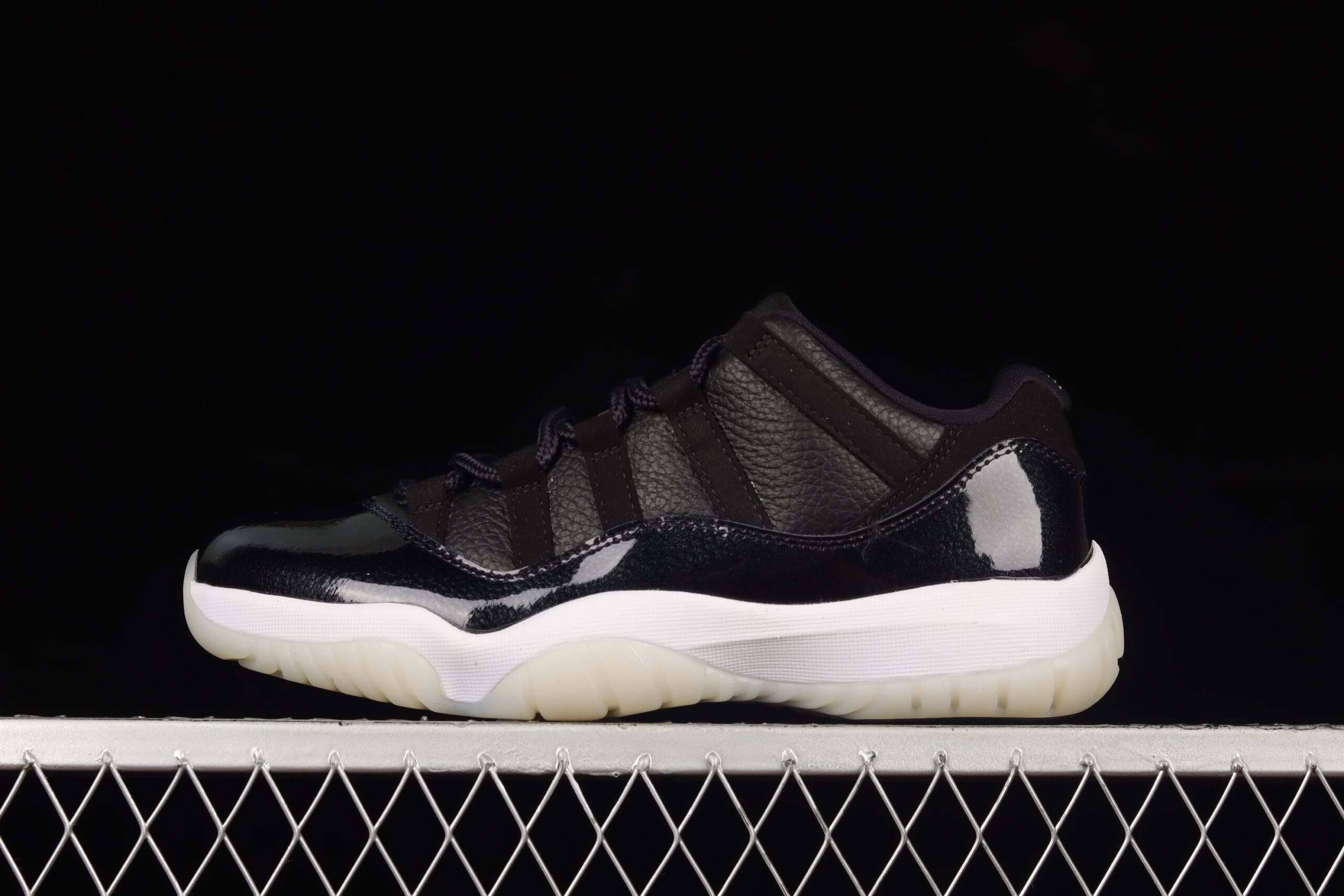 Jordan 11 Retro Low 72-10, Black/White/Sail/Gym Red