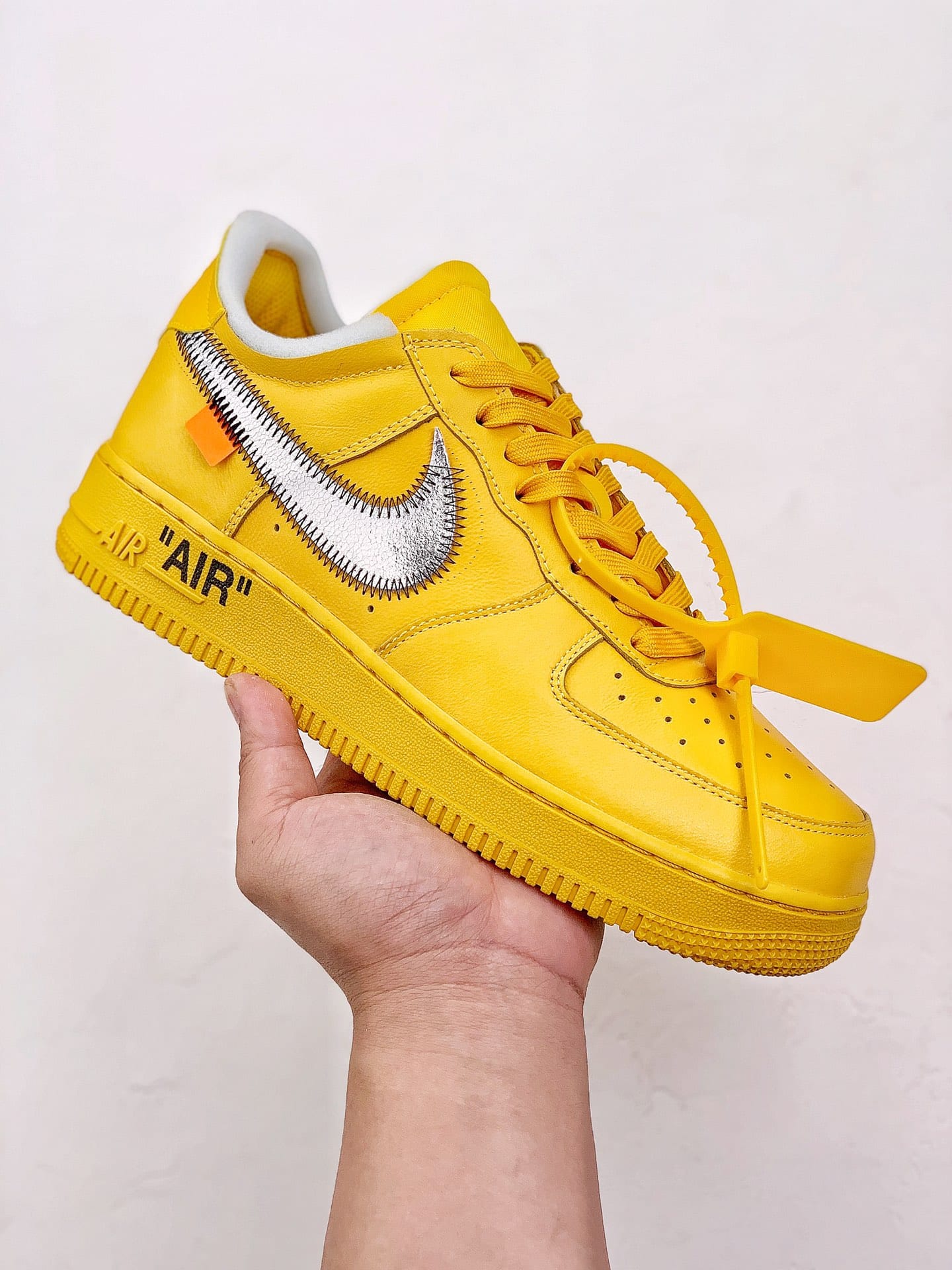 Nike Air Force 1 Low OFF-WHITE University Gold Metallic Silver