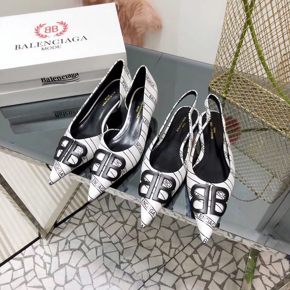 Balenciaga pumps are embellished with the striped logo BB D'OSAY