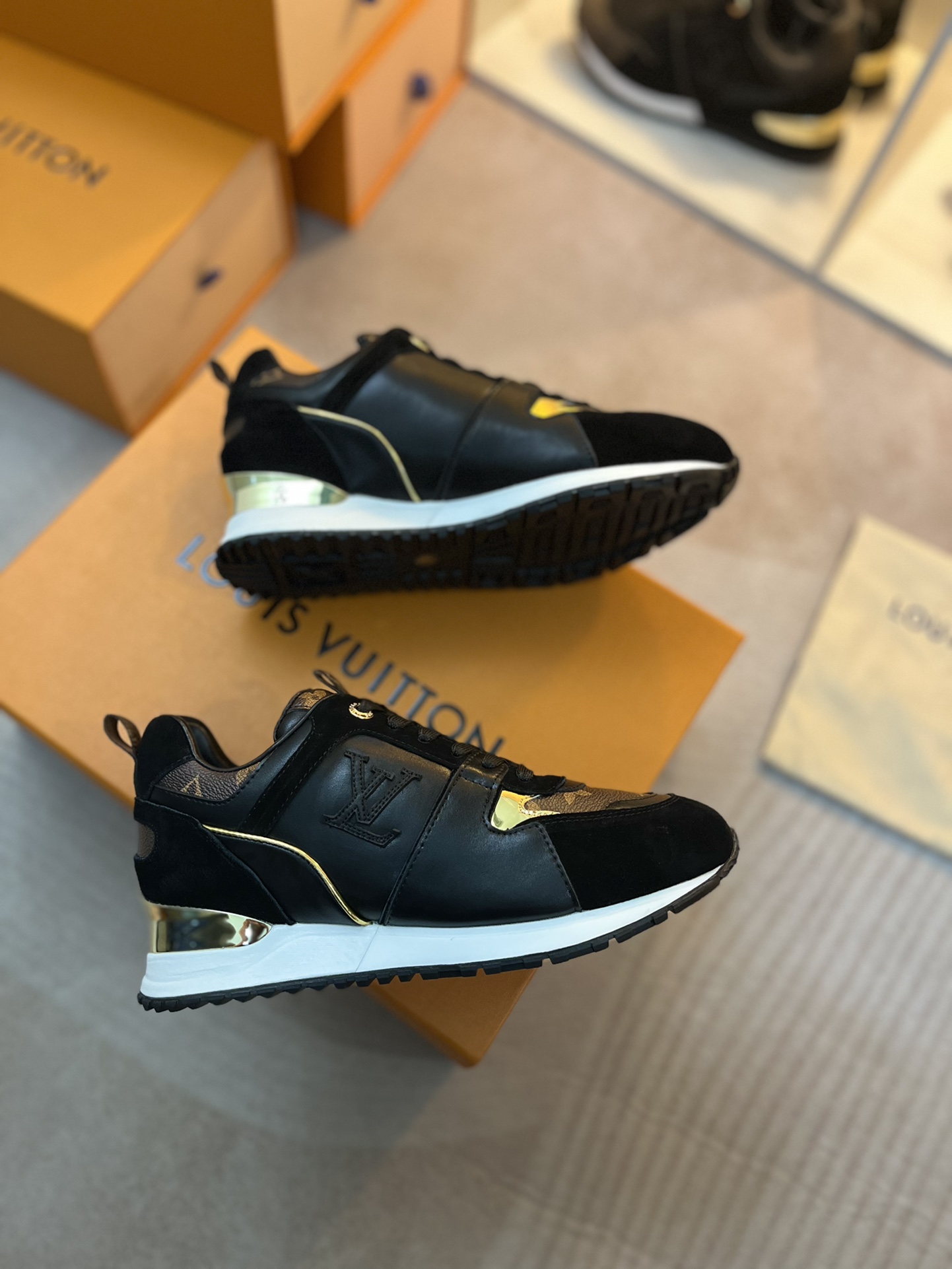 𝙇𝙤𝙪𝙞𝙨 𝙑𝙪𝙞𝙩𝙩𝙤𝙣 𝓛𝓿 𝓣𝓻𝓪𝓲𝓷𝓮𝓻 RUN AWAY sneaker series