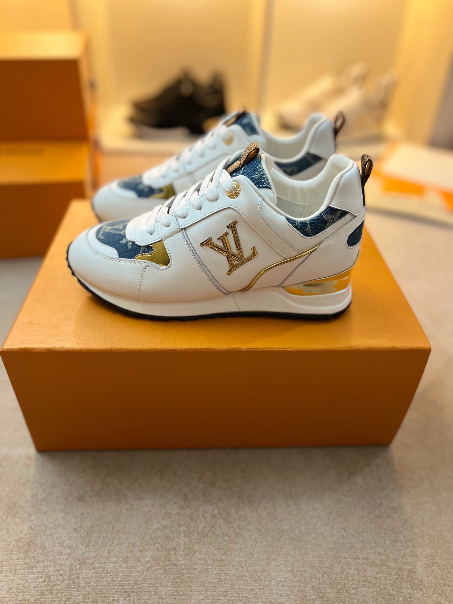 𝙇𝙤𝙪𝙞𝙨 𝙑𝙪𝙞𝙩𝙩𝙤𝙣 𝓛𝓿 𝓣𝓻𝓪𝓲𝓷𝓮𝓻 RUN AWAY sneaker series