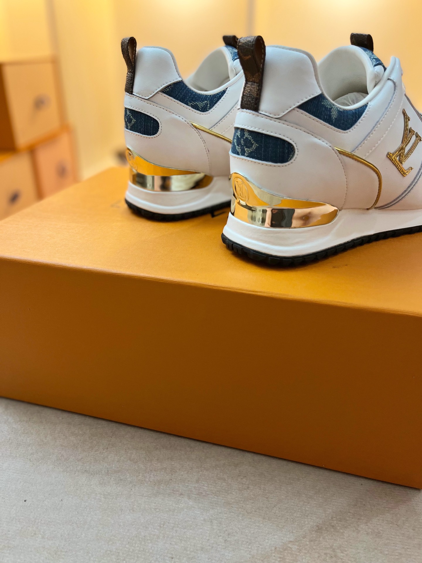 𝙇𝙤𝙪𝙞𝙨 𝙑𝙪𝙞𝙩𝙩𝙤𝙣 𝓛𝓿 𝓣𝓻𝓪𝓲𝓷𝓮𝓻 RUN AWAY sneaker series