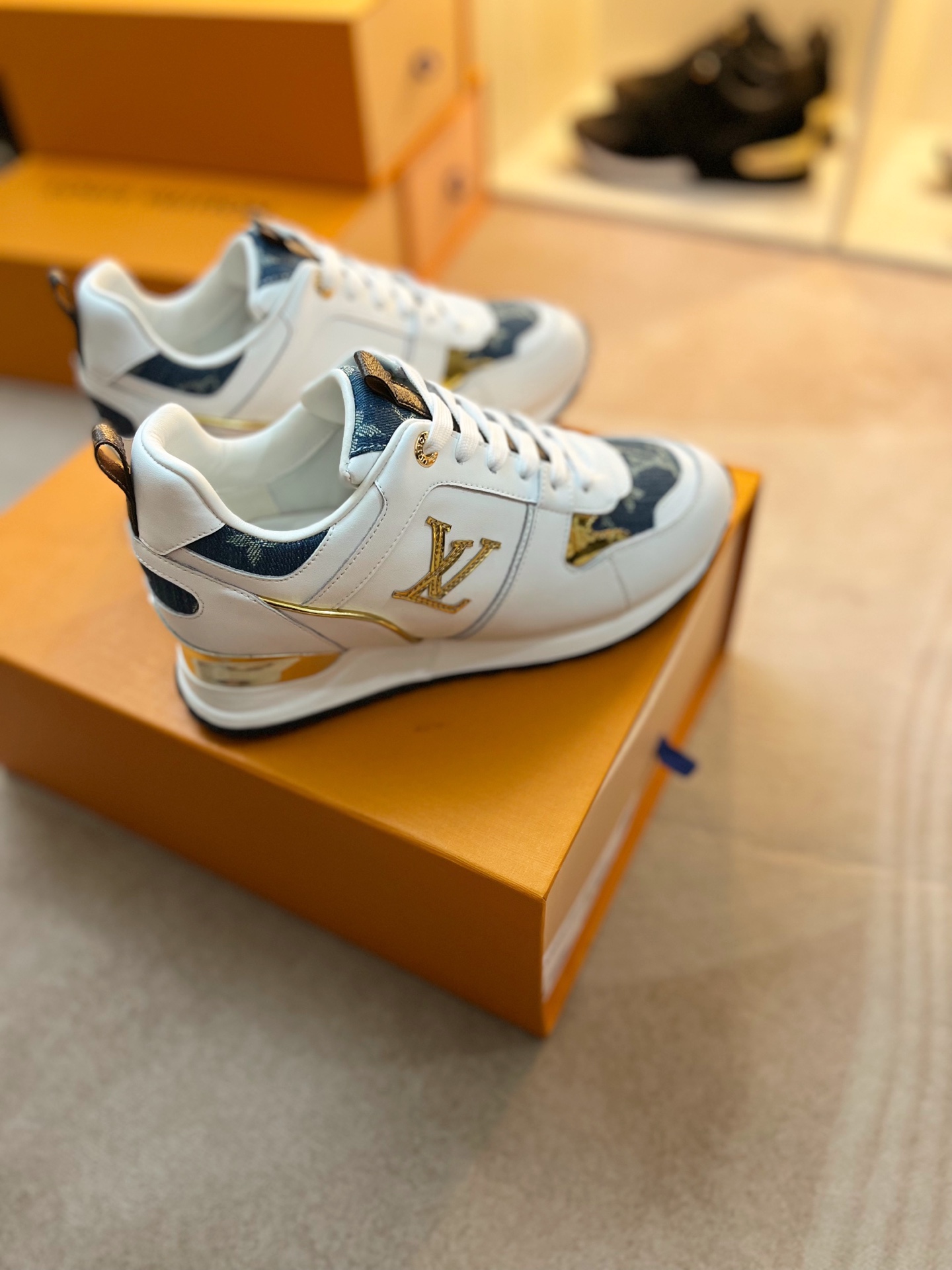 𝙇𝙤𝙪𝙞𝙨 𝙑𝙪𝙞𝙩𝙩𝙤𝙣 𝓛𝓿 𝓣𝓻𝓪𝓲𝓷𝓮𝓻 RUN AWAY sneaker series