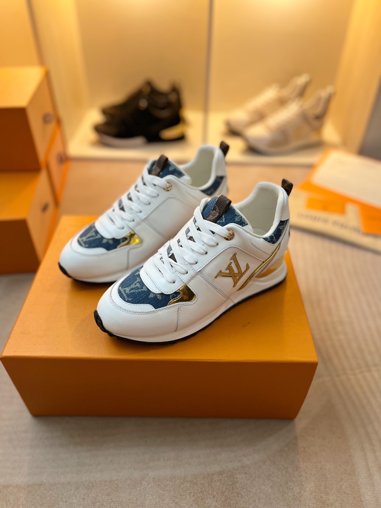 𝙇𝙤𝙪𝙞𝙨 𝙑𝙪𝙞𝙩𝙩𝙤𝙣 𝓛𝓿 𝓣𝓻𝓪𝓲𝓷𝓮𝓻 RUN AWAY sneaker series