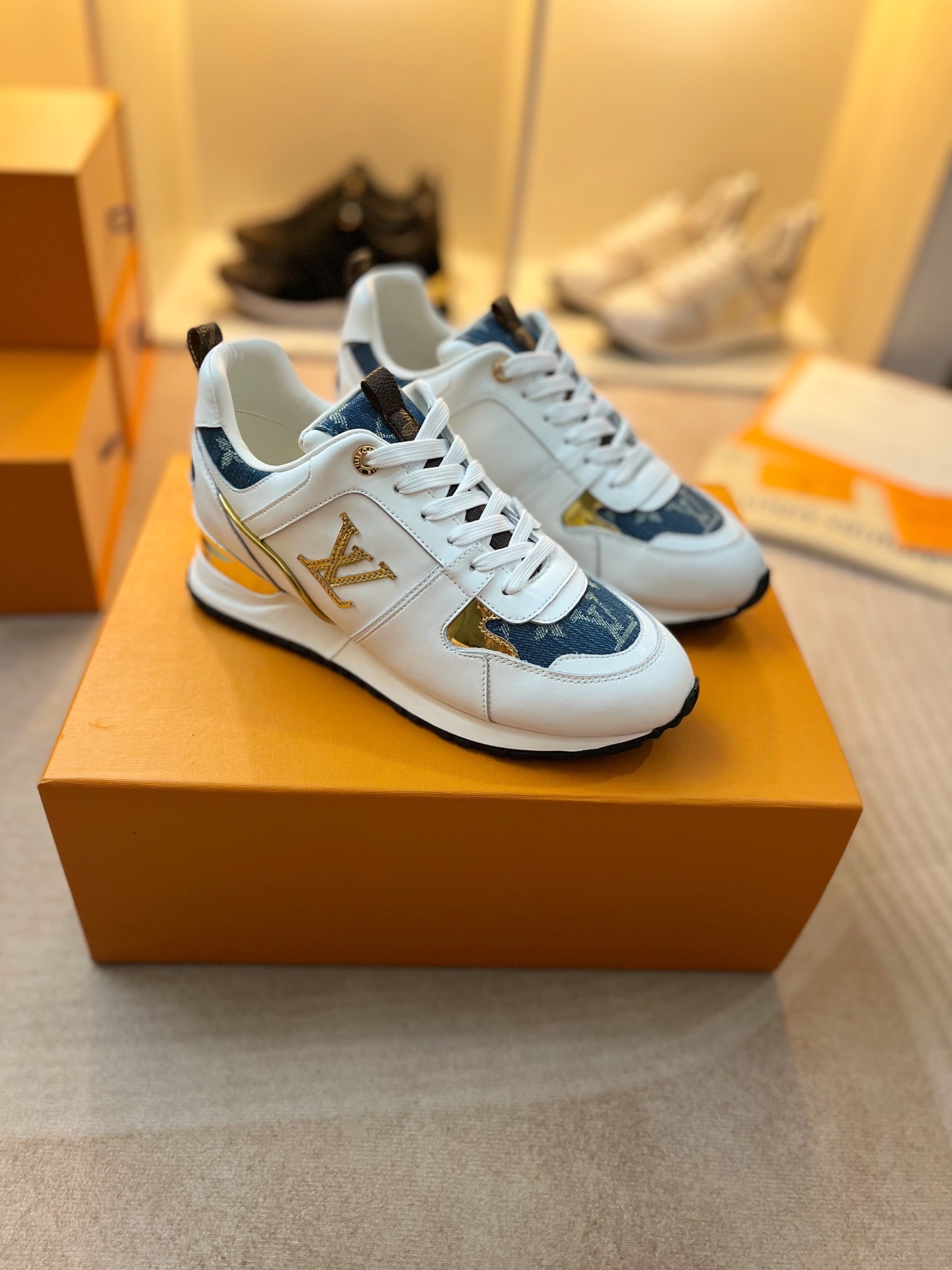 𝙇𝙤𝙪𝙞𝙨 𝙑𝙪𝙞𝙩𝙩𝙤𝙣 𝓛𝓿 𝓣𝓻𝓪𝓲𝓷𝓮𝓻 RUN AWAY sneaker series