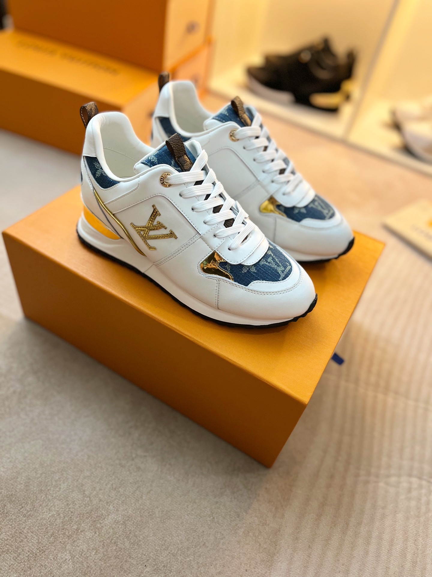 𝙇𝙤𝙪𝙞𝙨 𝙑𝙪𝙞𝙩𝙩𝙤𝙣 𝓛𝓿 𝓣𝓻𝓪𝓲𝓷𝓮𝓻 RUN AWAY sneaker series