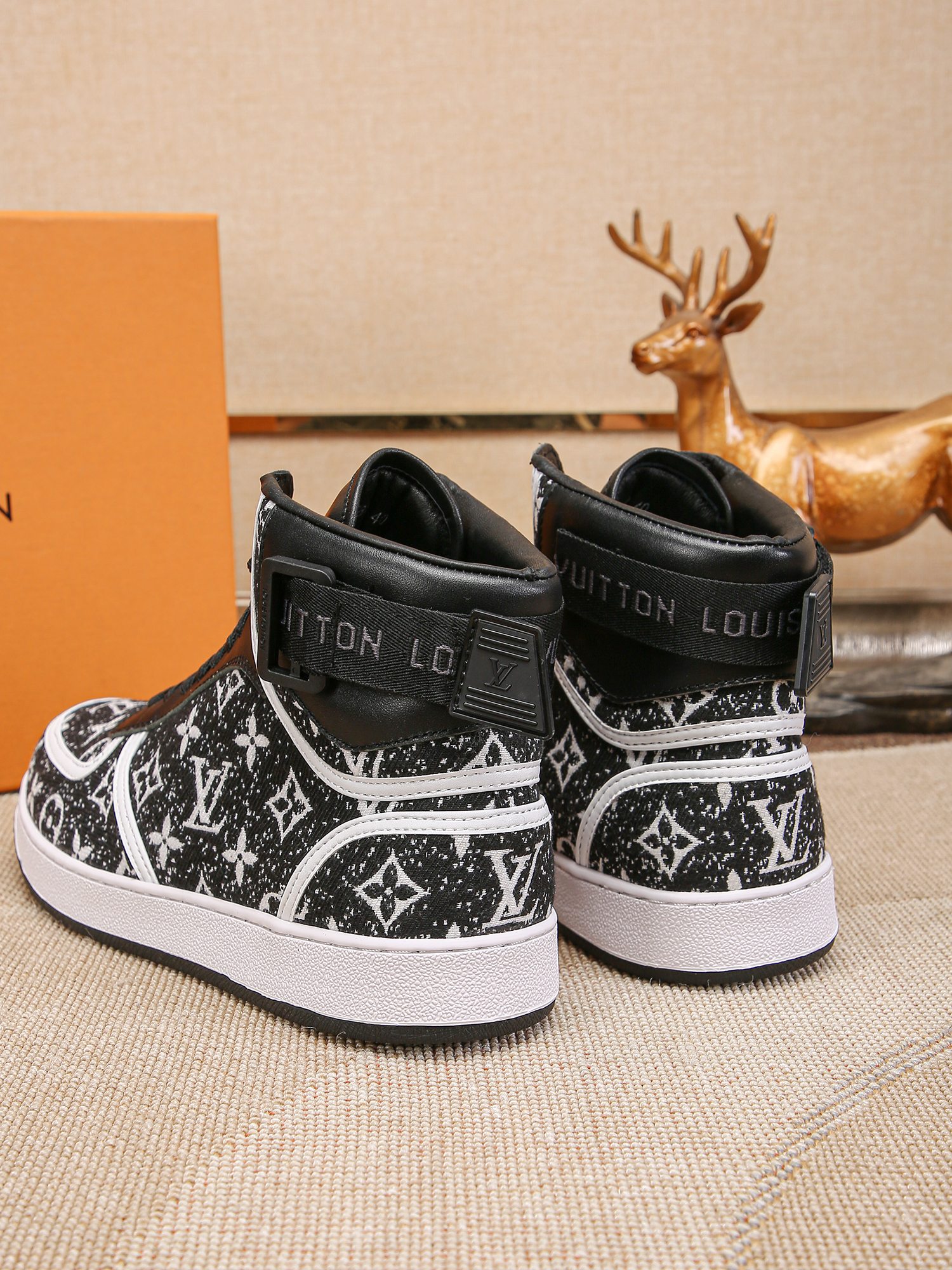 LOUIS VUITTON LV Casual sneakers men's shoes