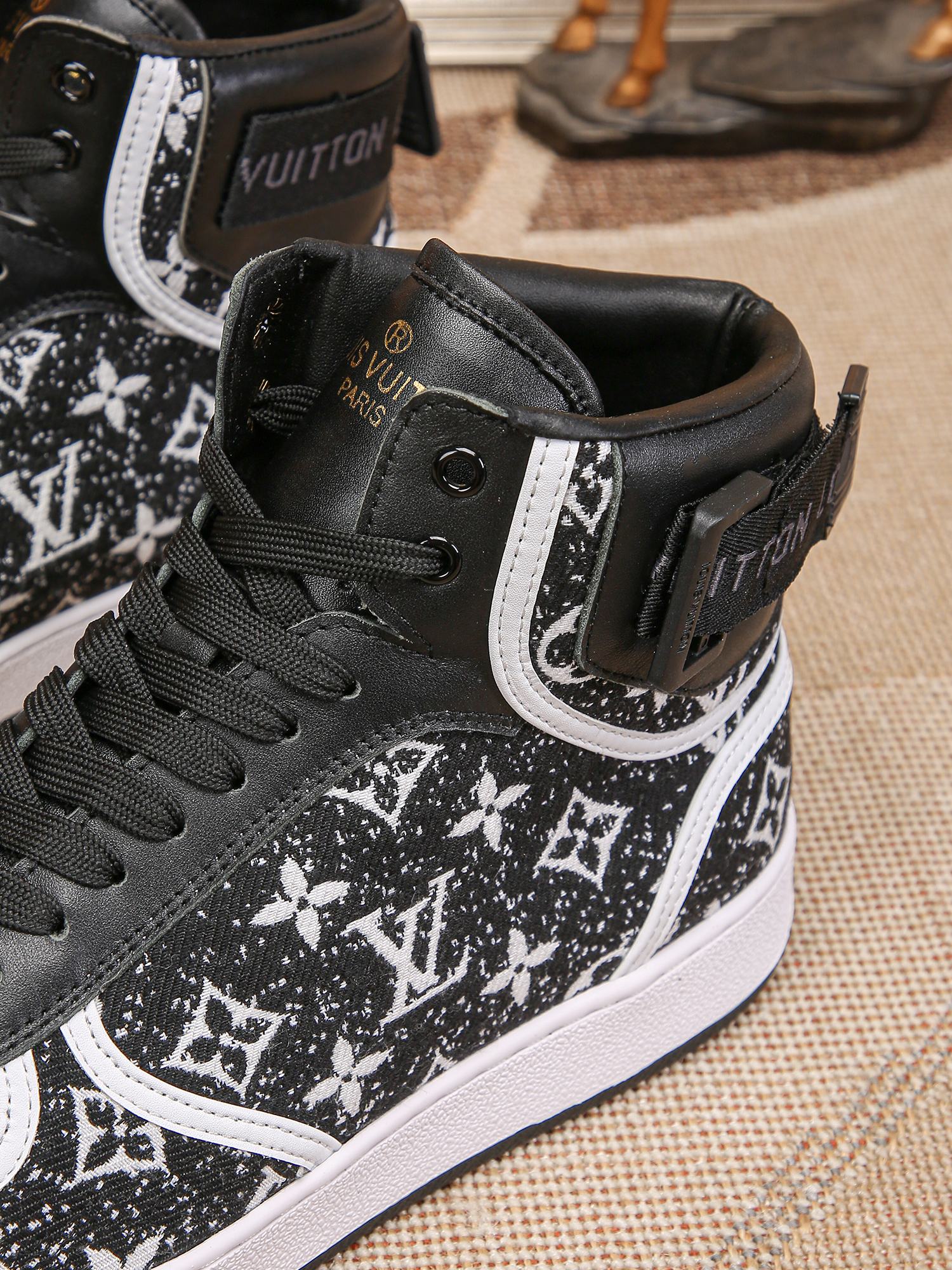 LOUIS VUITTON LV Casual sneakers men's shoes