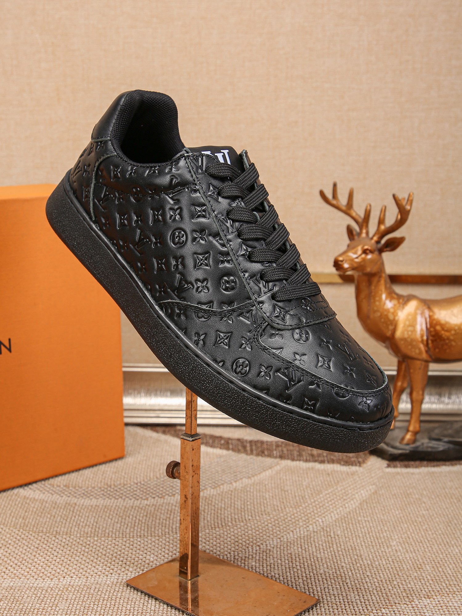 Louis Vuitton LV low-top sneakers Men's shoes