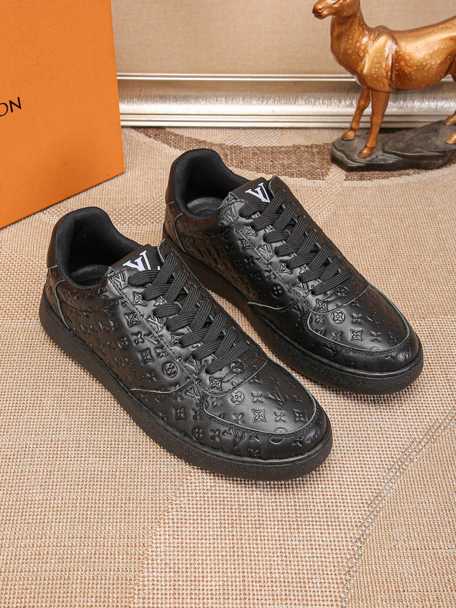 Louis Vuitton LV low-top sneakers Men's shoes