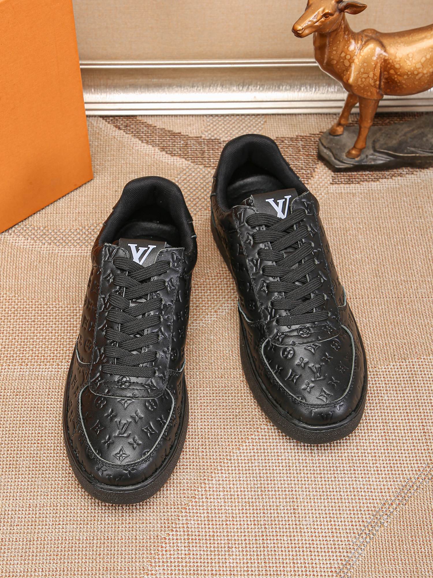 Louis Vuitton LV low-top sneakers Men's shoes