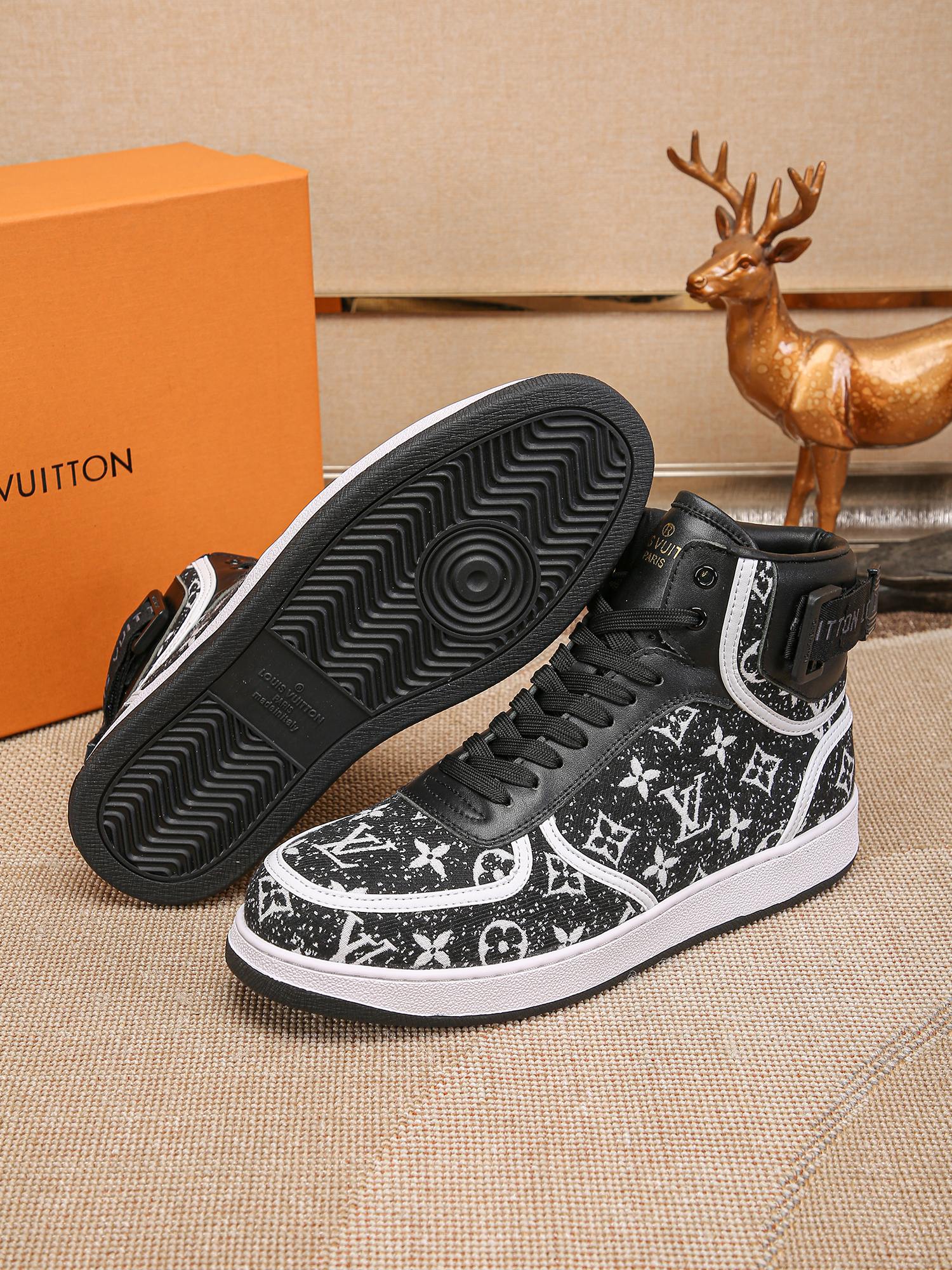 LOUIS VUITTON LV Casual sneakers men's shoes