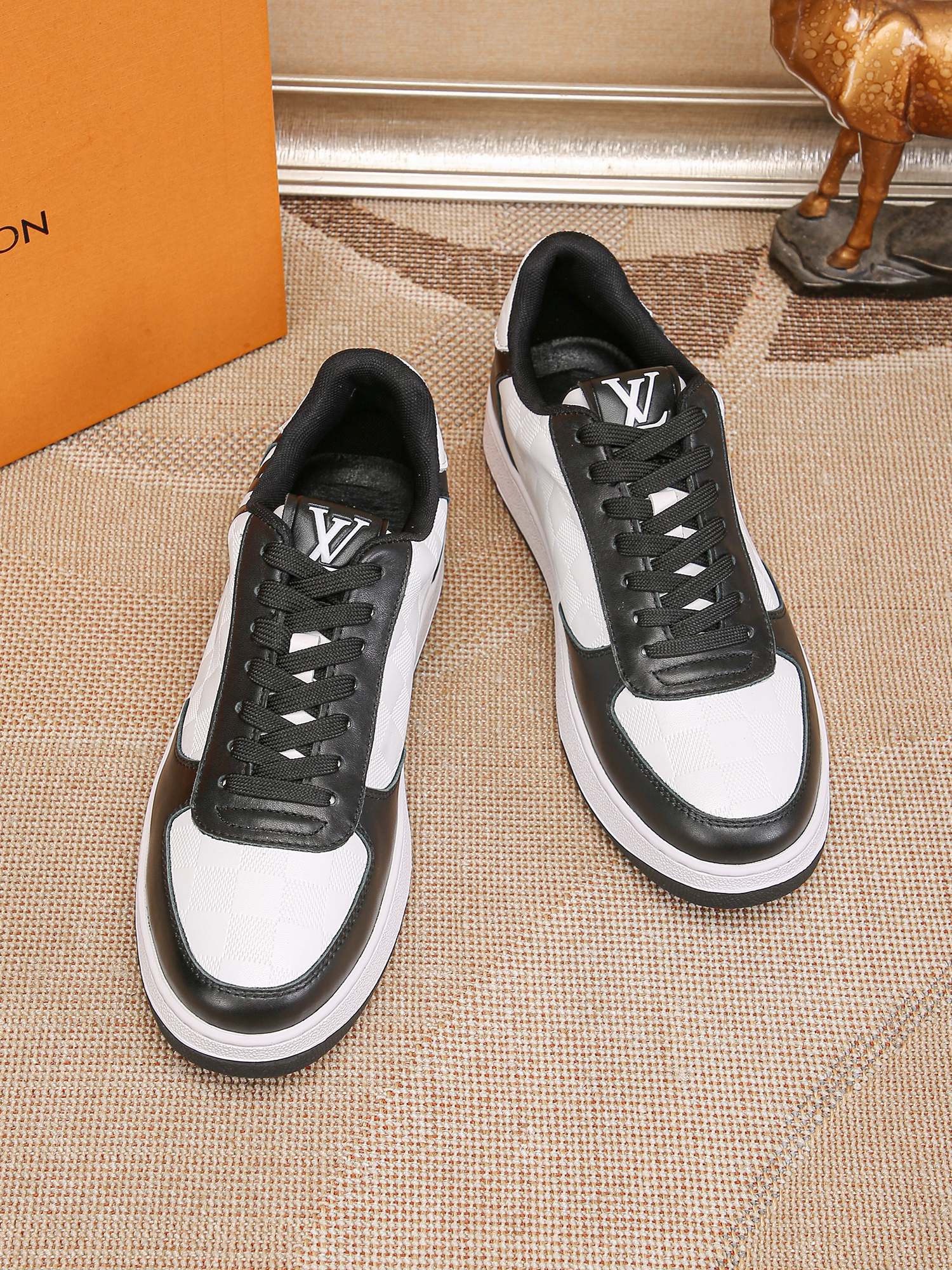Louis Vuitton LV low-top sneakers men's shoes