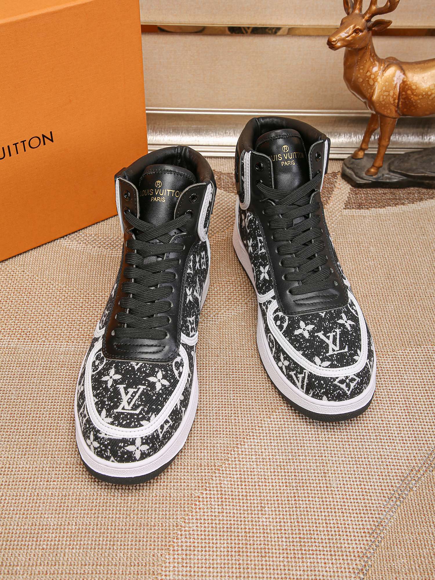 LOUIS VUITTON LV Casual sneakers men's shoes
