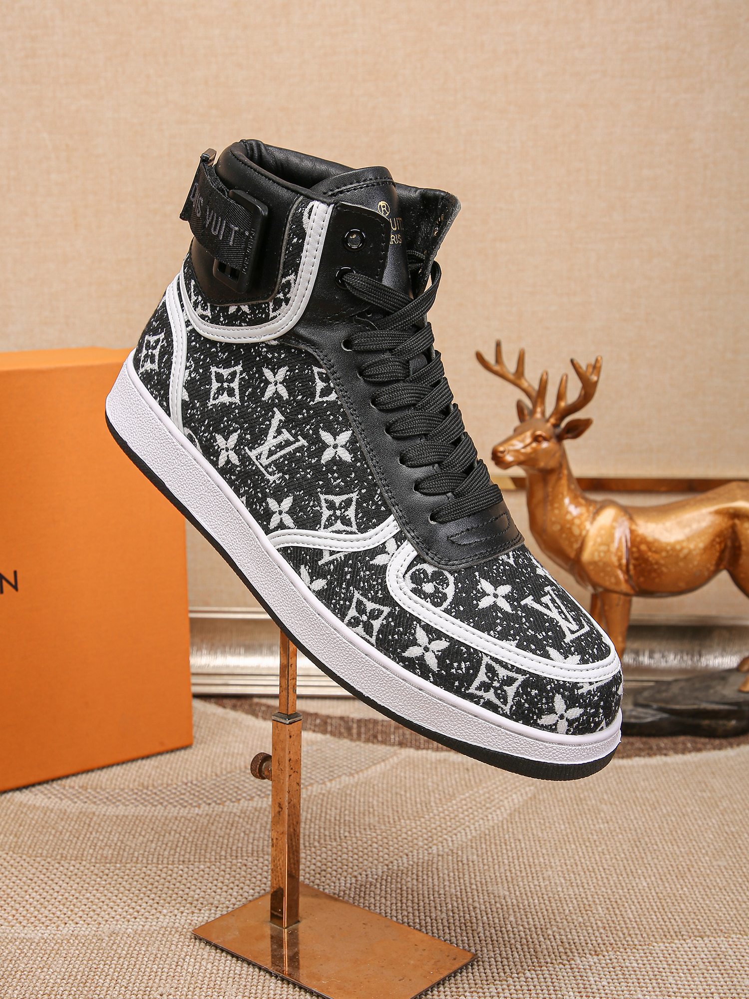LOUIS VUITTON LV Casual sneakers men's shoes