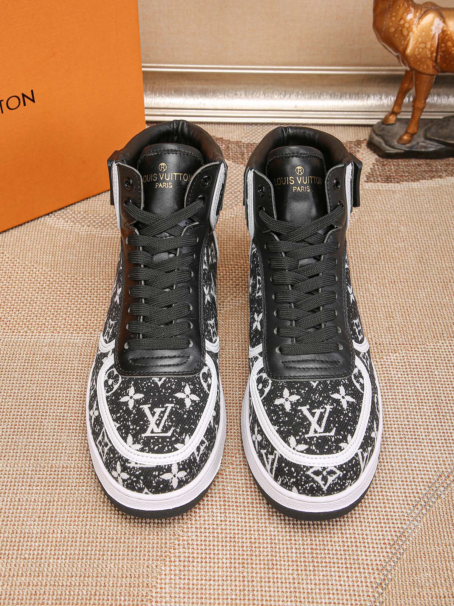 LOUIS VUITTON LV Casual sneakers men's shoes