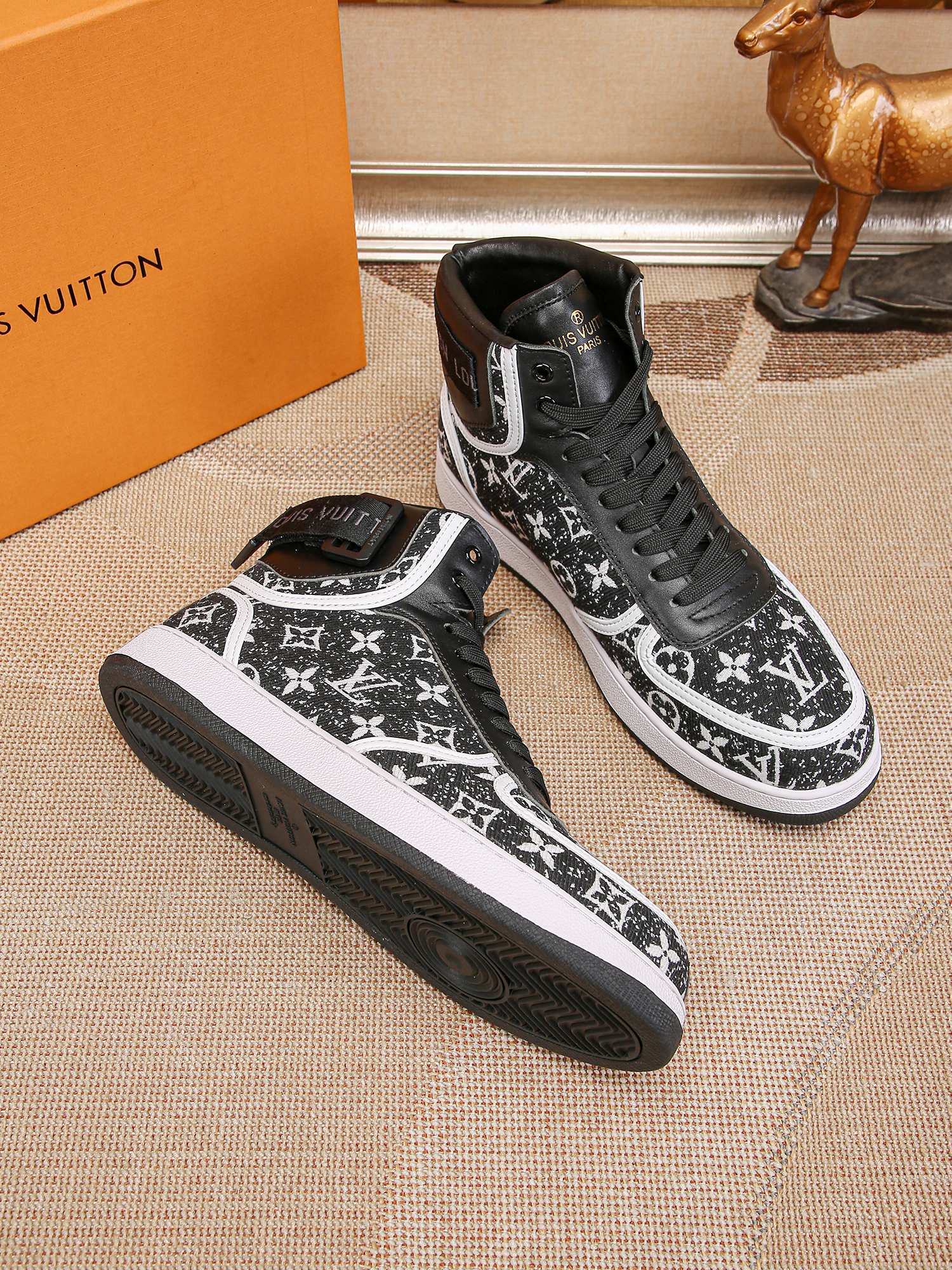 LOUIS VUITTON LV Casual sneakers men's shoes