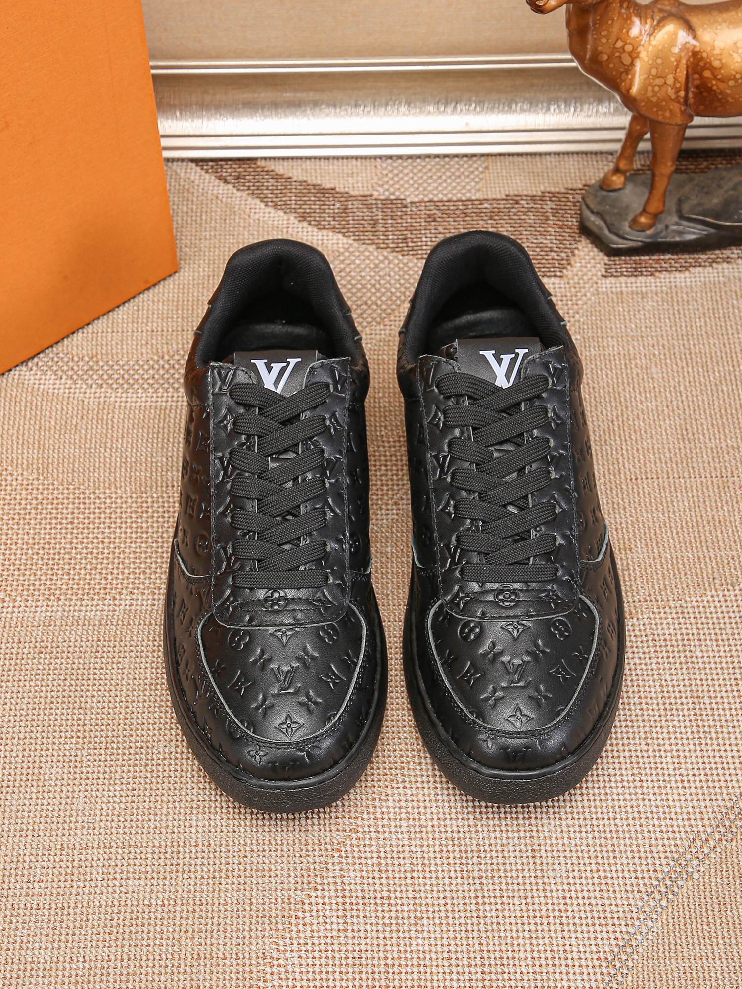 Louis Vuitton LV low-top sneakers Men's shoes