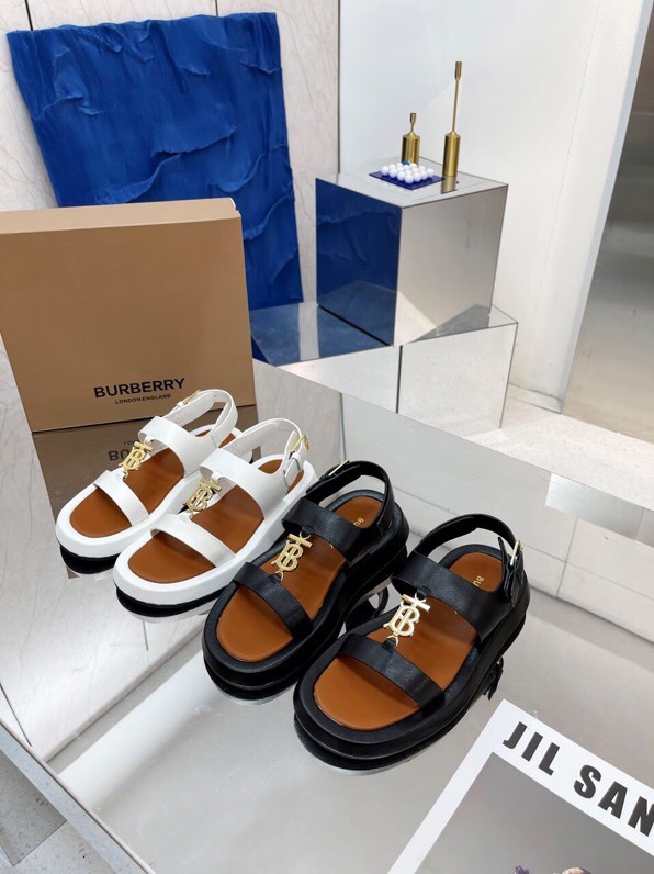 Burberry's popular classic embroidered checked slippers