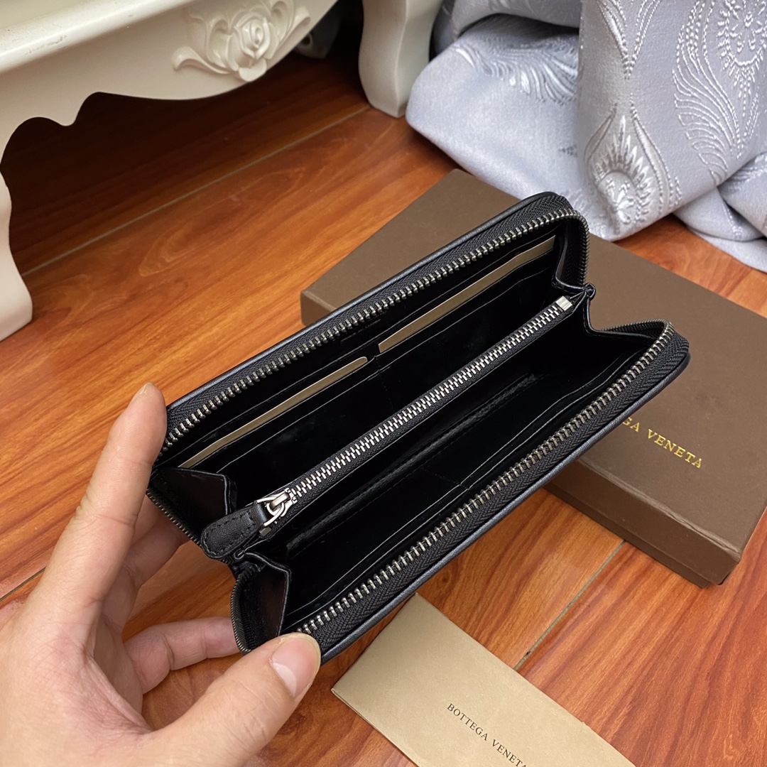 BOTTEGA VENETA zipper wallet with black braided embroidery