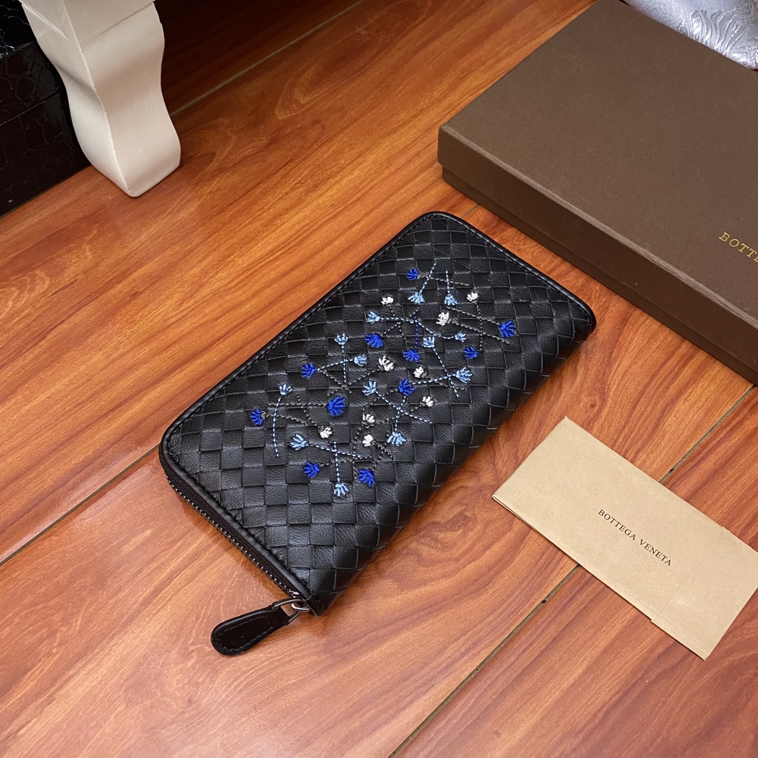 BOTTEGA VENETA zipper wallet with black braided embroidery