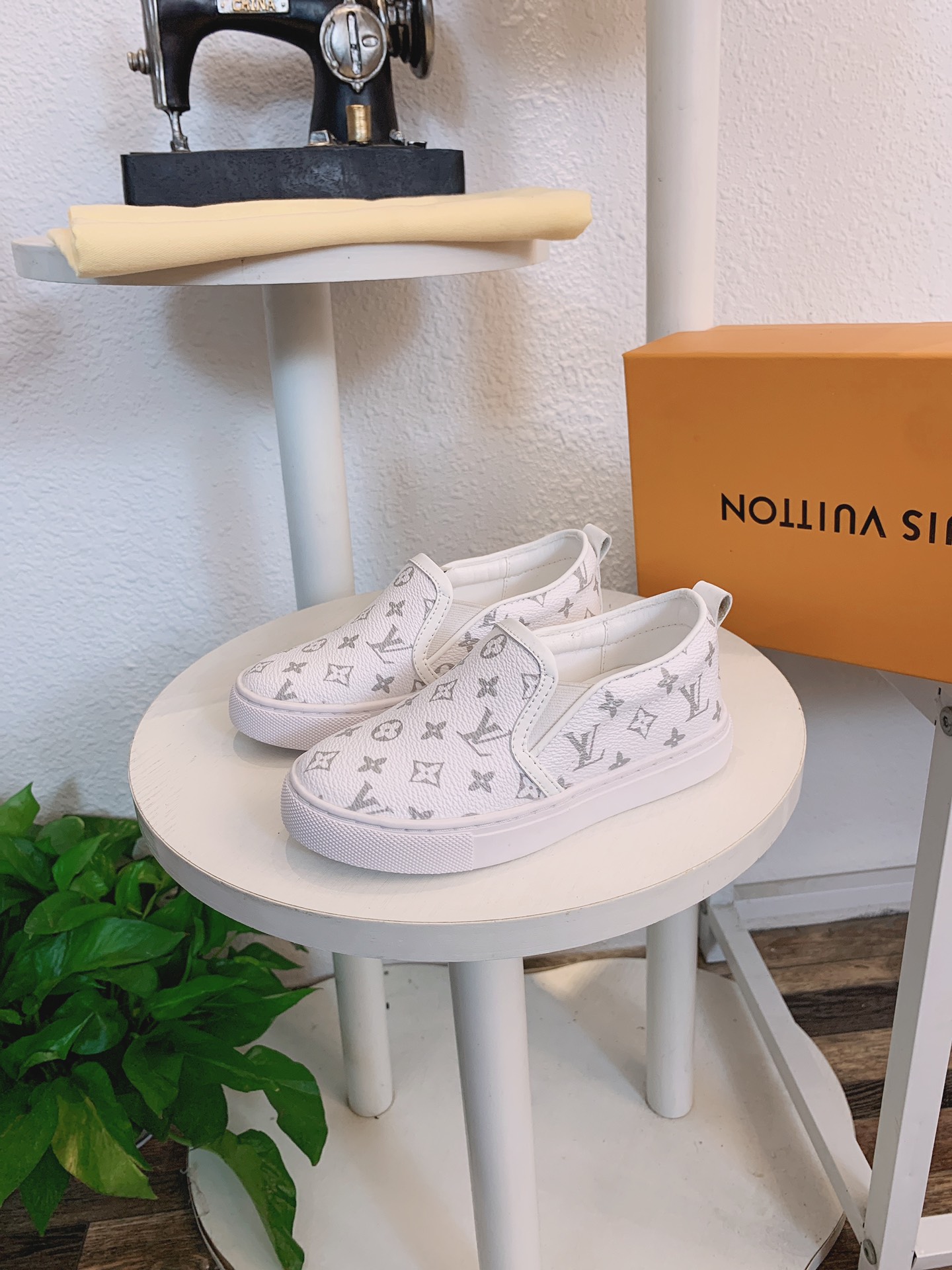 LOUIS VUITTON LV hildren's shoes