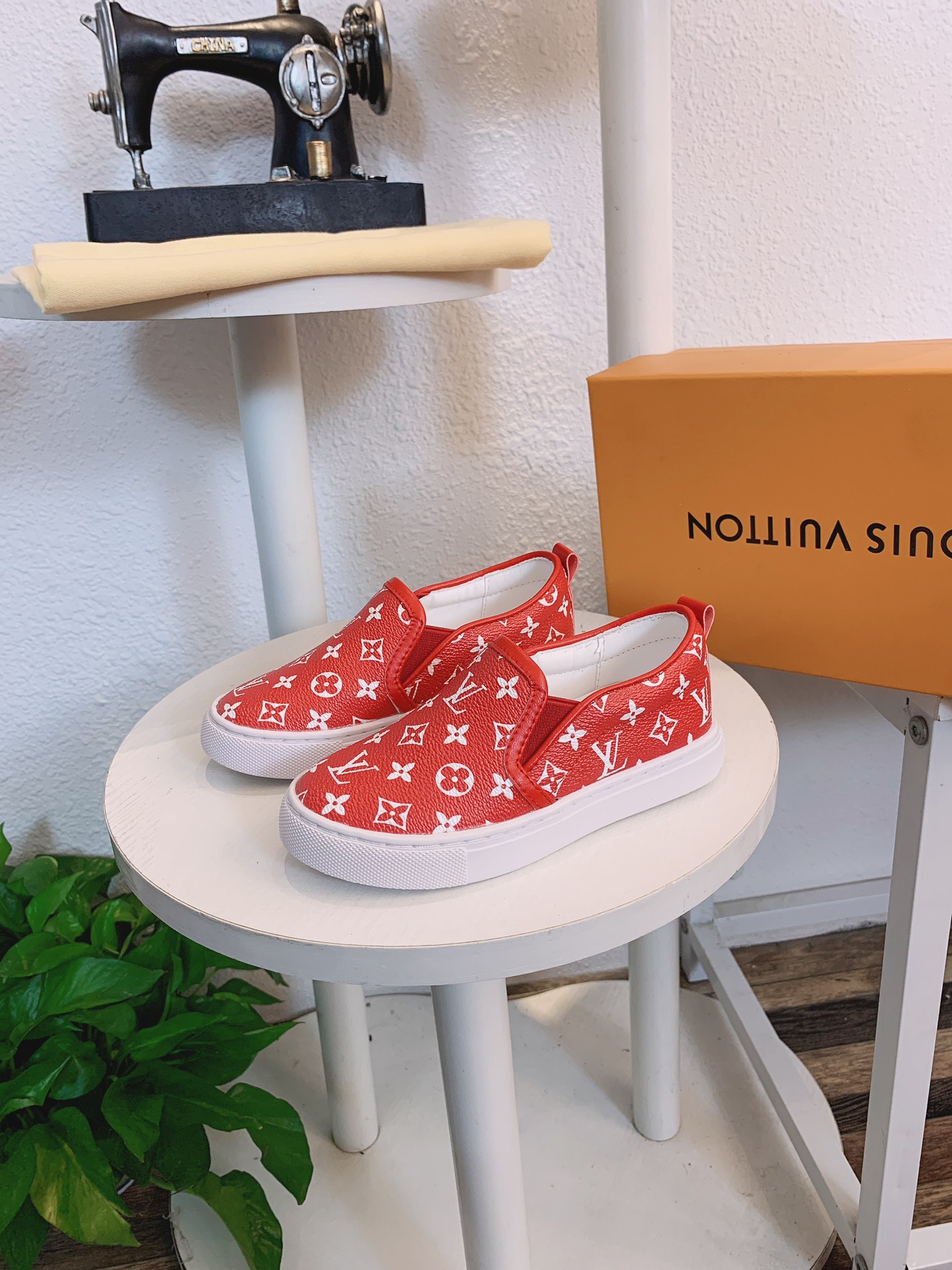 LOUIS VUITTON LV hildren's shoes