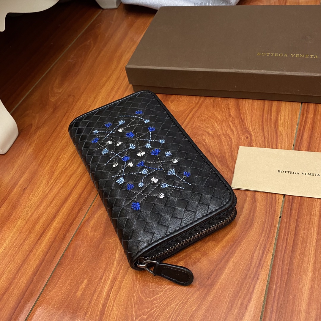 BOTTEGA VENETA zipper wallet with black braided embroidery