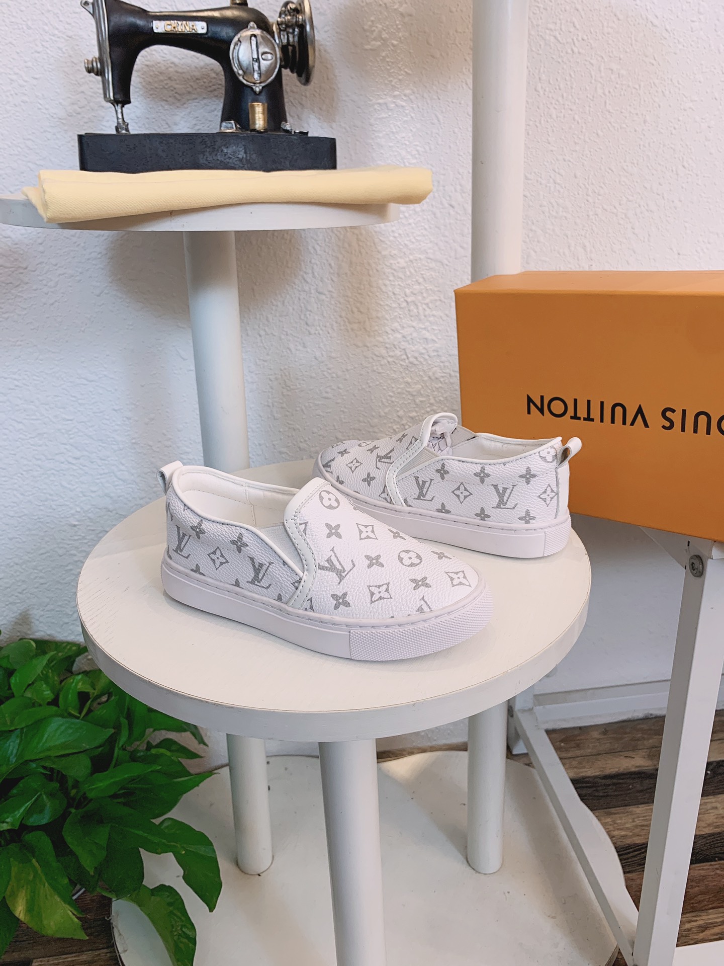 LOUIS VUITTON LV hildren's shoes